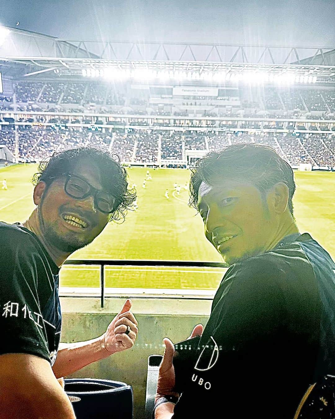 狩野恵輔のインスタグラム：「鳥谷さんとガンバ大阪の応援行ってきました⚽️  小学生の時、天皇杯の 鹿島アントラーズVS横浜フリューゲルス を国立競技場に見に行った以来の生観戦‼️  めちゃくちゃ興奮したーーー👍  スポーツ大好きや✨✨✨  #ガンバ大阪 #湘南ベルマーレ #パナソニックスタジアム吹田 #サッカー #soccer #鳥谷敬 #社会人野球 #baseball #パナソニックコーチ」