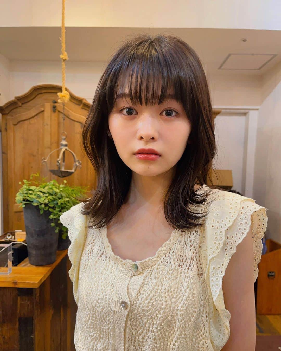 のインスタグラム：「・ 以前ヘアに関する質問を頂いたので…！ 私は鎖骨下5cmのロブスタイルにしています💇🏻‍♀️ この写真では下は外巻きでくびれをだして 顔周りをリバース巻きにして頂いています！  いつもお世話になっている @bellechiaki  さん🤍  #ヘア#ヘアスタイル#ロブスタイル#巻き髪 #外巻き#ljk#jk3#05#fyp#japan#japan#girl #高校生#beauty#夏」