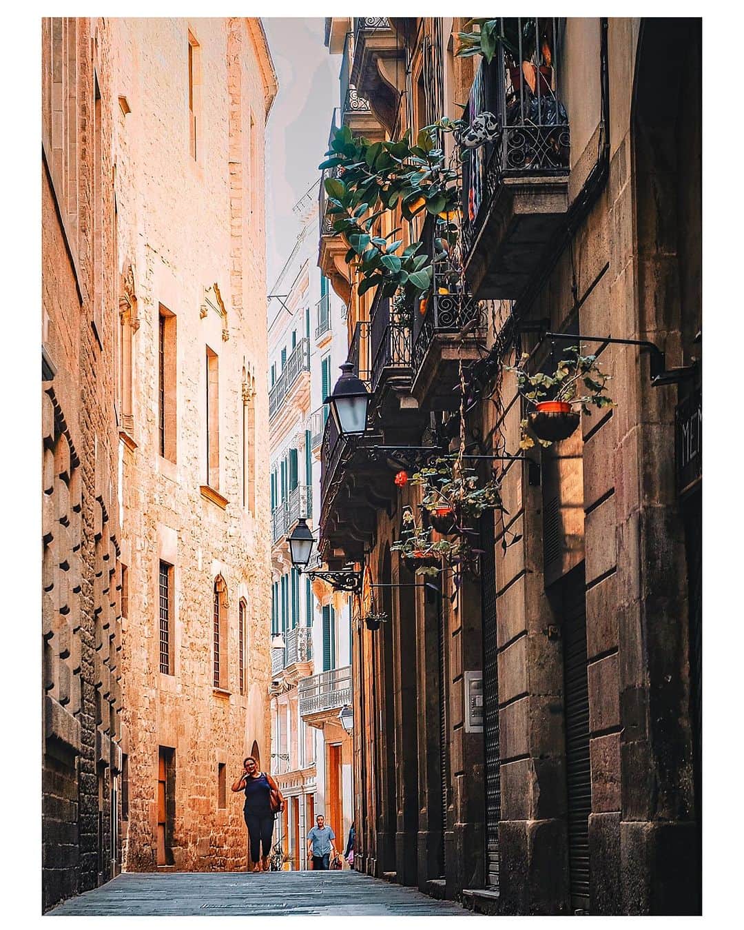 nathparisのインスタグラム：「STREET OF BARCELONA   August 2016 Bon dimanche 💛」