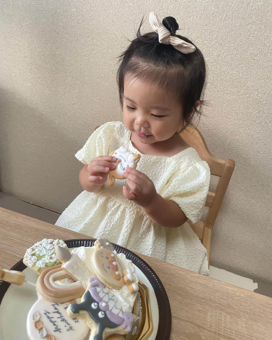 山田如凜さんのインスタグラム写真 - (山田如凜Instagram)「ㅤㅤㅤㅤㅤㅤㅤㅤㅤㅤㅤㅤㅤ 羽茉のお誕生日ケーキ🎂はシンプルで可愛いのに しようと思っていたんだけど... 羽茉が1番喜ぶのは大好きなアンパンマンかなって 思ってギリギリだったけど用意できました 𓌉◯𓇋 ㅤㅤㅤㅤㅤㅤㅤㅤㅤㅤㅤㅤㅤ アイシングクッキー🍪は （ @_march.37 ）さんに 依頼させていただいたんだけど 想像以上の可愛さのクッキーが仕上がって 味もとっても美味しかったです♥ˎˊ˗ ㅤㅤㅤㅤㅤㅤㅤㅤㅤㅤㅤㅤㅤ ケーキはシャトレーゼの4号を注文して クッキーを載せたんだけれど 欲張って色んなクッキーをオーダーしたので ボリューミーなお誕生日ケーキだけど 羽茉がめちゃくちゃ喜んでくれたし 私はとってもとっても大満足🪄 ㅤㅤㅤㅤㅤㅤㅤㅤㅤㅤㅤㅤㅤ ㅤㅤㅤㅤㅤㅤㅤㅤㅤㅤㅤㅤㅤ  #2歳誕生日 #2歳 #2歳バースデー #2歳女の子 #2歳ごはん #アンパンマンケーキ #アンパンマンアイシングクッキー #お誕生日ケーキ」8月20日 18時29分 - rin____1996