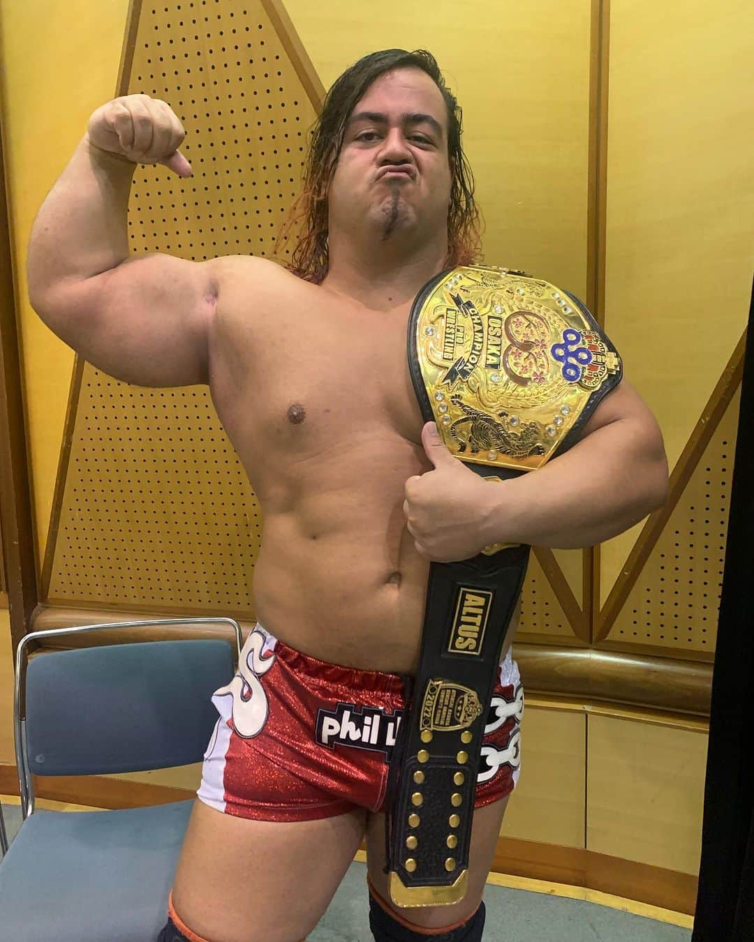 クワイエット・ストームのインスタグラム：「The Champ is here! 35th generation Osaka pro champion ! Just like my favorite bible verse Philippians 4:13 goes I can do all things through Christ Jesus . Did it again tonight . All the glory goes to him. Stated a dope team as well called rouge nation ! Great times # 大阪プロレス　#godisgood #giglife」