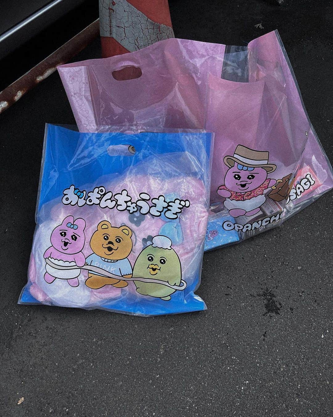 Rika Sasaki JPNのインスタグラム：「おぱんちゅうさぎ展🩵 おぱんちゅの世界に 浸れて幸せだった😮‍💨 グッズ売り場可愛すぎて沼。 ずっとカゴ持って無言でウロウロ💸 イトオシスイトオシス🥹🩷🌈」