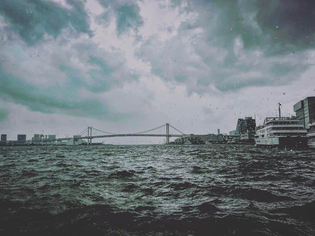 鹿野優以さんのインスタグラム写真 - (鹿野優以Instagram)「海と雨」8月20日 18時33分 - yum.k