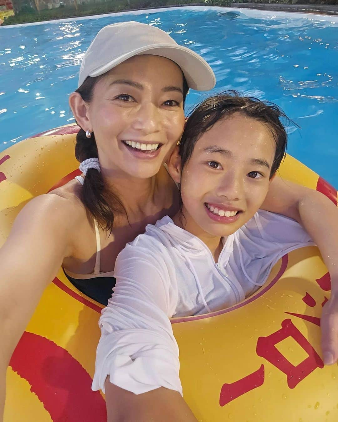 佐藤純さんのインスタグラム写真 - (佐藤純Instagram)「娘とプールへ🏊️  水着は、大日方久美子ちゃんと『レイール』のコラボ水着👙  @kumi511976  @reir_beach_active   久美ちゃんのこだわりがギュッと詰まった水着❤  背中やお腹をカバーしながらすっきりみせてくれる✨  セパレートになっているのど着脱も楽‼️  そして、ミニスカートを履けばテニスウェアにも見える☀️🎾  テニスして、そのままプール！も行けちゃう‼️  私は、サマーランドで遊園地で遊んでからのプールにはいったよ🎡  最後の動画の滑り台、ふたりで5回くらいやった🤣  楽しかったな💕  #東京サマーランド #プール #水着 #大日方久美子 ちゃん #reir #reirbeach #テニス #テニスウェア #夏休み #ママ #ママモデル #モデル #mama #mamamodel #model」8月20日 18時33分 - junsatoidea