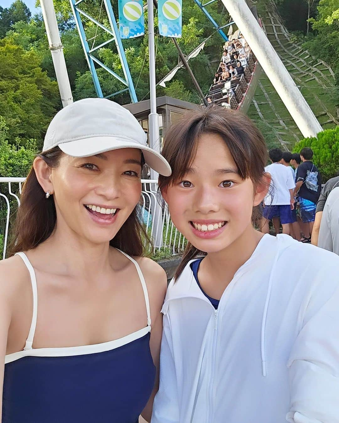 佐藤純さんのインスタグラム写真 - (佐藤純Instagram)「娘とプールへ🏊️  水着は、大日方久美子ちゃんと『レイール』のコラボ水着👙  @kumi511976  @reir_beach_active   久美ちゃんのこだわりがギュッと詰まった水着❤  背中やお腹をカバーしながらすっきりみせてくれる✨  セパレートになっているのど着脱も楽‼️  そして、ミニスカートを履けばテニスウェアにも見える☀️🎾  テニスして、そのままプール！も行けちゃう‼️  私は、サマーランドで遊園地で遊んでからのプールにはいったよ🎡  最後の動画の滑り台、ふたりで5回くらいやった🤣  楽しかったな💕  #東京サマーランド #プール #水着 #大日方久美子 ちゃん #reir #reirbeach #テニス #テニスウェア #夏休み #ママ #ママモデル #モデル #mama #mamamodel #model」8月20日 18時33分 - junsatoidea