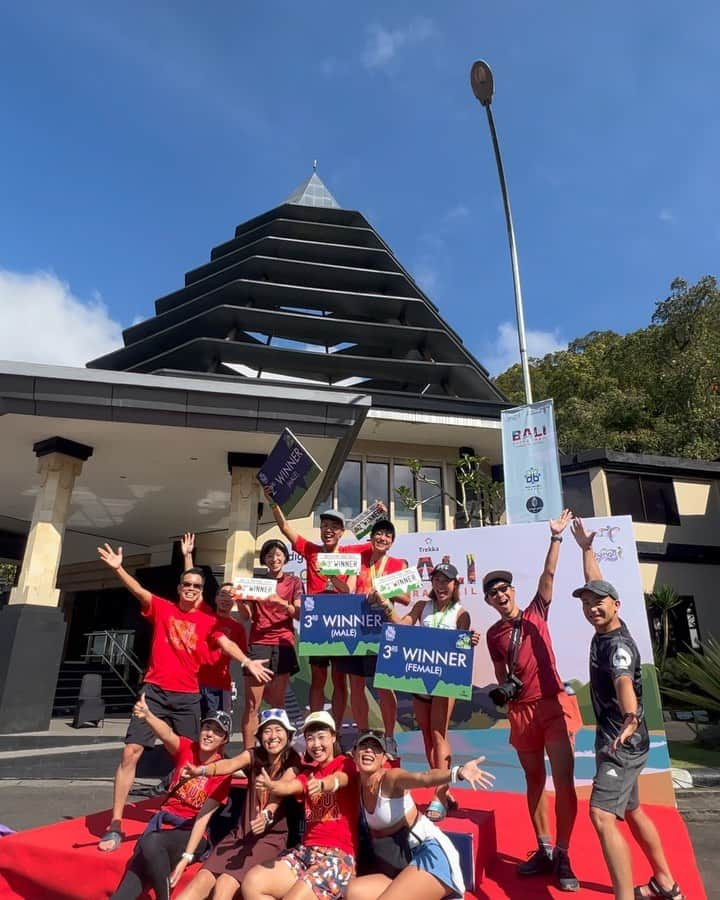 TOMOMIのインスタグラム：「🇮🇩 @baliultratrail.official ⛰️100km🏃‍♀️ 🥉Women's 3rd place  Thank you for the very hard,tough and interesting race🥹⛰️🇮🇩✨  The view of Kintamani was Wonderful⛰️🏖️✨ －－－－－－－－－－－－－－－ Bali Ultla Trail 100km⛰️ 女子総合3位でした🥉！  ステージレース180km優勝🏆した翌週100kmトレイルでも優勝したら超面白いと思う！ と言いながら しっかり実力不足で撃沈してしまい良きご報告出来ずすみませんでした🥲  100kmのコースの中で1番ハードな45km地点の激下り12kmで膝が限界を迎え、 更に折り返し12kmは暑さとも戦いながら熱中症気味で後半35kmほとんど走れず苦しいレースになってしまいました。。。  人生で初めて膝を痛めて走りたいのに走れないということを経験して 悔しくて涙出てきたけど そもそも今回のレーススケジュールに耐えられる脚作りが出来てなかった自分の責任なので悔しがる権利もないので完走だけはしてやるという気持ちでとにかく必死で進み続けました。  想定より順位も時間もかかってしまったけどこれが今の私の実力なのでしっかりと受け止めてまたパワーアップしていきます。  SEIZE YOUR DREAM #有言実行  9/3〜9/10ピレネーステージレース🇪🇸 @pyrstagerun  まずは全力で膝治します🦵！  ぶっ飛んだレースを @only1sports さんに教えてもらったので 最高の結果報告できるように全力で駆け抜けます🏃‍♀️！  ピレネーは2人1組のレース！ 🎥今回カメランナー引き受けてくれた @tucci_manager 🏃‍♂️ 出るからには優勝🏆狙って行くのでガッツリ先導よろしく🫡✈️！  引き続き #世界一への道 応援してもらえたら嬉しいです🙇‍♀️  📷TEAM JAPAN🇯🇵✨ 今回Baliに一緒に参加してくれた #朋トレ メンバー🤝 @anna97114  @ichi111risa  @ma_____da4  @yamashu_q  @y3yuma  @it_runner_kazu  全員完走！素晴らしい😍😍😍 @takeshi924 海外レースで入賞🥉本当すごい！おめでとう🎉  チーム優太のみんな！ @nica.yuta🥈✨ TOP選手を沢山DNFさせる爆速のレース流石っす！笑  今回もなかなかハードなレース誘ってくれてありがとう🤣 @nami_isi 🥈✨ ポテンシャル高過ぎて🥹海外レース初で準優勝本当におめでとう😍👏 @shintaro_mitsui_photography  @yuucpani   🇯🇵TEAM JAPAN 🇯🇵みんな最高！大好き🫶❤️ 本当にありがとうございました😆✨  @merrelltestlab athlete 🏃‍♀️✨ @merrell @merrell_japan   thank you❤️ @spot_llc  @pointpay.official  @orehasesshusu  @phiten_official  @globalwifi_official   #athlete #running #marathon #trail #trailrunning #mountain #japan #runner  #尾藤朋美 #世界のBITOH #日本代表 #アスリート #ランナー #トレイルランナー #マラソン #トレイルランニング」