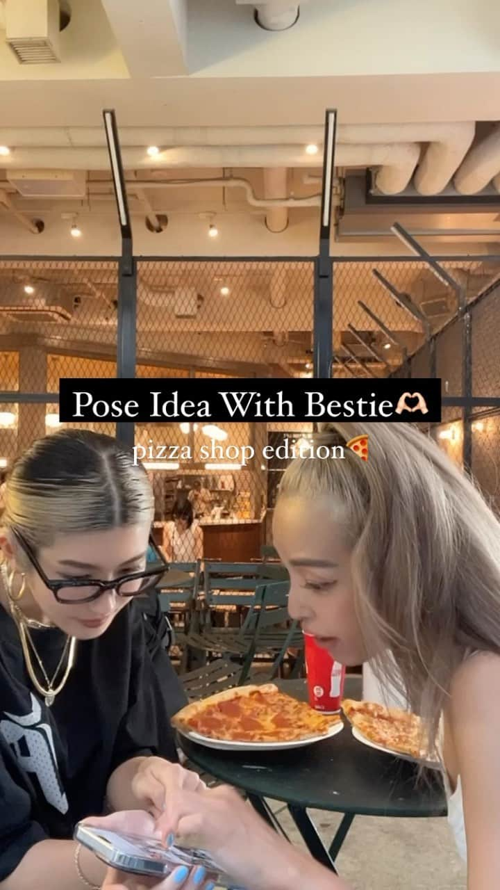 Mihoのインスタグラム：「Pose idea with bestie🫶 W / @yuminchu1029  #poseideas #poseideasforgirls #bestie #bff #bestfriendgoals #2人用ポーズ #フォトポーズ #海外ガール#pizzaslice #アメリカンダイナー #表参道ランチ #顔隠しポーズ#pinterestgirl」