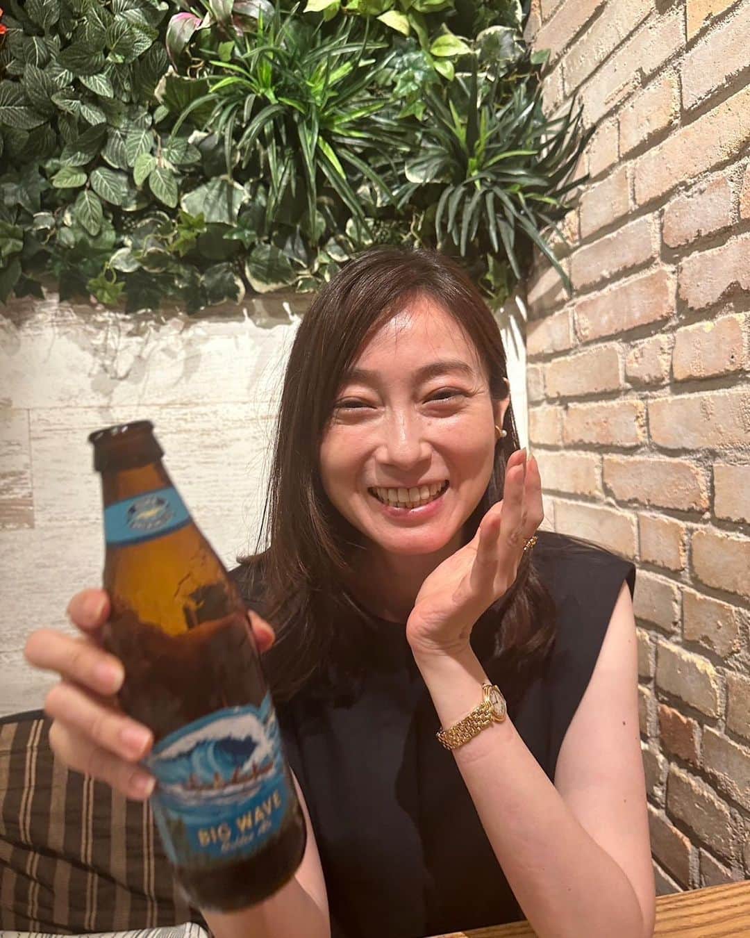 小橋めぐみのインスタグラム：「ちかちゃんと観劇後、 ビールで乾杯の晩夏。  #bigwave」