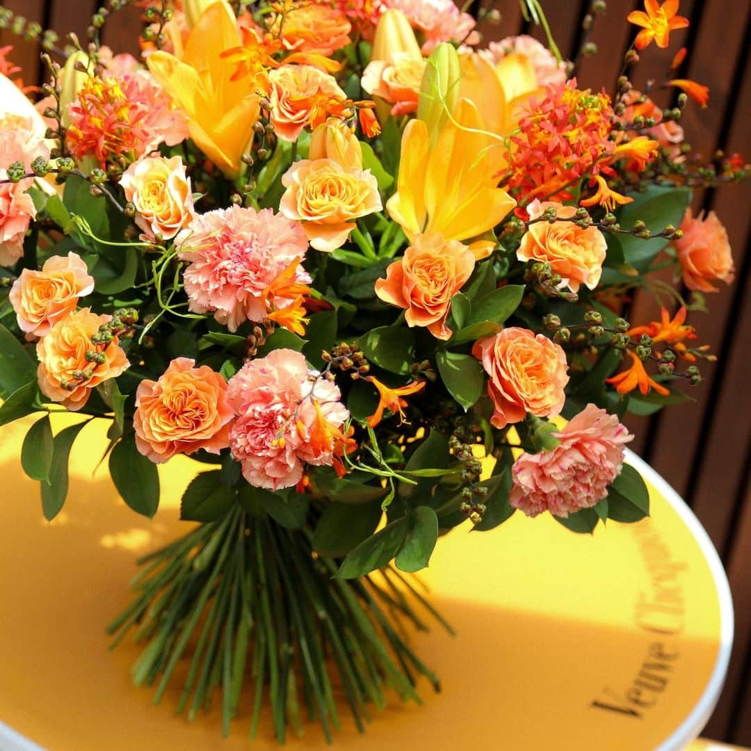 ニコライ・バーグマン・フラワーズ＆デザインさんのインスタグラム写真 - (ニコライ・バーグマン・フラワーズ＆デザインInstagram)「What a summer color bouquet! 💛🧡 @veuveclicquot ⁠ ⁠ It's the final week of L'été Jaune with Veuve Clicquot x Nicolai Bergmann! ⁠ ⁠ Limited POP-UP Cafe 8/10 ~ 8/27⁠⁠ @nicolaibergmann_nomu⁠ .⁠ .⁠ .⁠ .⁠ #nicolaibergmann #flowerdesign #ニコライバーグマン #フラワーデザイン #니콜라이버그만 #꽃다발 #букетцветов #ramosdeflores #blumenstrauß」8月20日 18時37分 - nicolaibergmann