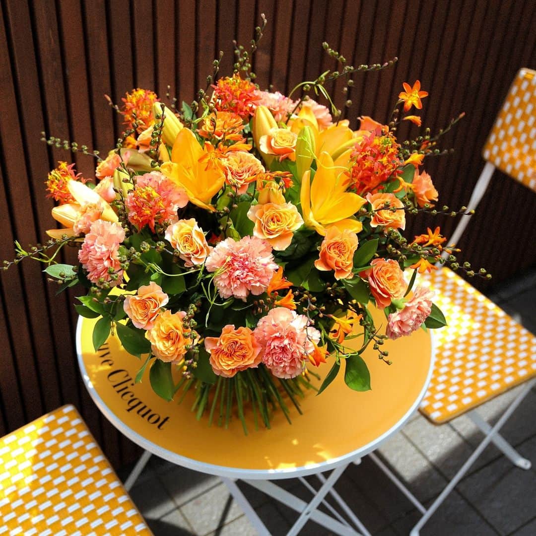 ニコライ・バーグマン・フラワーズ＆デザインのインスタグラム：「What a summer color bouquet! 💛🧡 @veuveclicquot ⁠ ⁠ It's the final week of L'été Jaune with Veuve Clicquot x Nicolai Bergmann! ⁠ ⁠ Limited POP-UP Cafe 8/10 ~ 8/27⁠⁠ @nicolaibergmann_nomu⁠ .⁠ .⁠ .⁠ .⁠ #nicolaibergmann #flowerdesign #ニコライバーグマン #フラワーデザイン #니콜라이버그만 #꽃다발 #букетцветов #ramosdeflores #blumenstrauß」