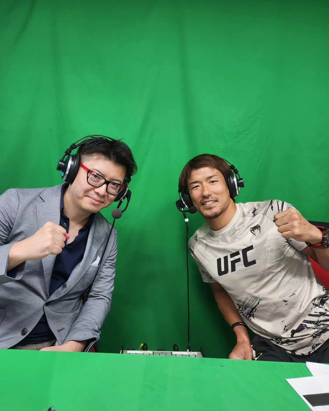 鈴木芳彦のインスタグラム：「今日はU-NEXTでキックとMMAの配信ダブルヘッダーで実況でした！御視聴頂いた皆様、ありがとうございました！岡田遼選手、さすがの解説！ありがとうございました！岡田選手は、9.24 RIZIN.44に参戦します！今日は実に濃い1日でした！ #UNEXT #格闘技 #岡田遼 #鈴木芳彦」