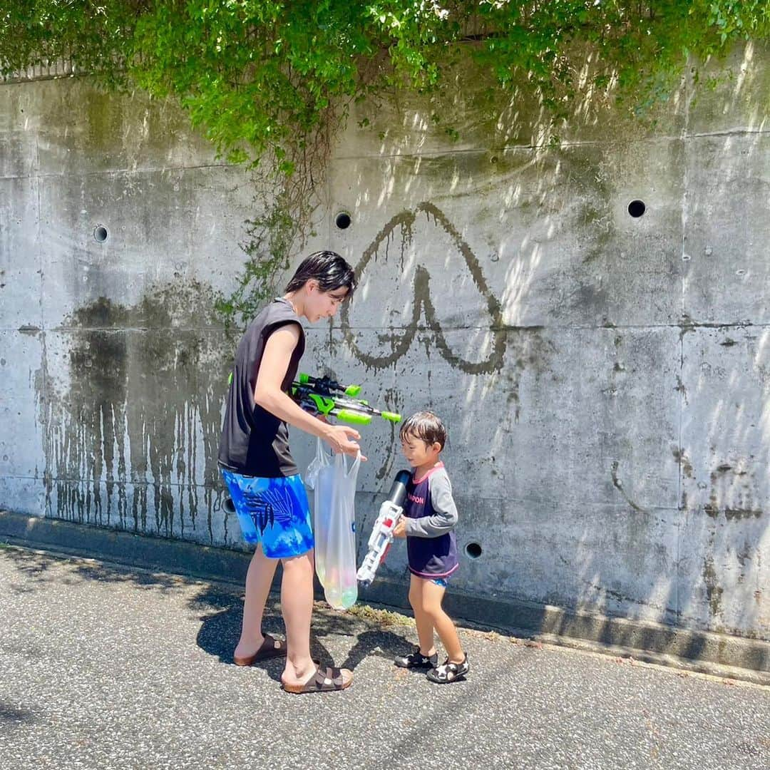 滝沢ななえさんのインスタグラム写真 - (滝沢ななえInstagram)「滝沢の夏休み。 今年の夏休みは滝沢のパートナーである ハニさん(@hani_hani1101)のご実家に帰省していました。  ももこめちゃんと息子っちも 夏休みの間は帰ってきていたので ももこめちゃんの息子っちと ずーっと遊んでました。  水遊びしようってなってから スポーツデポにウォーターガンを買いに。 息子っちのより強いやつ買ってやると 本気でウォーターガン選び。 飛距離は？どれくらい水が入るか？など。 大人気ない。笑  ひとりっ子の息子っち。 最初は誰も男の子遊びできないだろうからって 「遊んであげよう！」みたいな気持ちだったけど 蓋を開けたら4歳と35歳は友達になってました。  自分も普通に楽しんで遊んでいたという。笑  ウォーターガンで退治しにいこう！ って電柱を退治したり 草を退治したり 壁にお尻とか💩を書いて それを退治したり。  ハニさんとももこめちゃんを退治したり。  水風船爆弾を大量に抱えて 退治に出かけたんだけど重かった。 もちろん荷物持ちは滝沢です。笑  ハニさんとももこめちゃんが 上から水風船爆弾を投げてきて 当てられないように家の前を 走り抜けるというゲーム？をやったけど なんせ家の前が坂道なので 何かのトレーニングかと思いました。  しっかしよく動いたなぁ。 お陰で身体も軽々で良かった！  水風船爆弾のゴミ処理は ハニさんとももこめちゃんが キレイさっぱりしてくれました。  我々は遊びっぱなしで… ありがとう(￣∇￣)」8月20日 18時37分 - nanaetakizawa