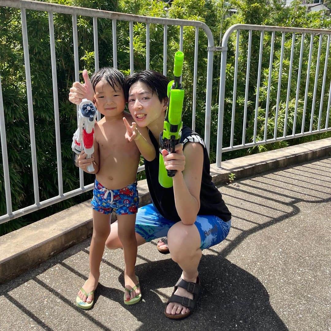 滝沢ななえのインスタグラム：「滝沢の夏休み。 今年の夏休みは滝沢のパートナーである ハニさん(@hani_hani1101)のご実家に帰省していました。  ももこめちゃんと息子っちも 夏休みの間は帰ってきていたので ももこめちゃんの息子っちと ずーっと遊んでました。  水遊びしようってなってから スポーツデポにウォーターガンを買いに。 息子っちのより強いやつ買ってやると 本気でウォーターガン選び。 飛距離は？どれくらい水が入るか？など。 大人気ない。笑  ひとりっ子の息子っち。 最初は誰も男の子遊びできないだろうからって 「遊んであげよう！」みたいな気持ちだったけど 蓋を開けたら4歳と35歳は友達になってました。  自分も普通に楽しんで遊んでいたという。笑  ウォーターガンで退治しにいこう！ って電柱を退治したり 草を退治したり 壁にお尻とか💩を書いて それを退治したり。  ハニさんとももこめちゃんを退治したり。  水風船爆弾を大量に抱えて 退治に出かけたんだけど重かった。 もちろん荷物持ちは滝沢です。笑  ハニさんとももこめちゃんが 上から水風船爆弾を投げてきて 当てられないように家の前を 走り抜けるというゲーム？をやったけど なんせ家の前が坂道なので 何かのトレーニングかと思いました。  しっかしよく動いたなぁ。 お陰で身体も軽々で良かった！  水風船爆弾のゴミ処理は ハニさんとももこめちゃんが キレイさっぱりしてくれました。  我々は遊びっぱなしで… ありがとう(￣∇￣)」