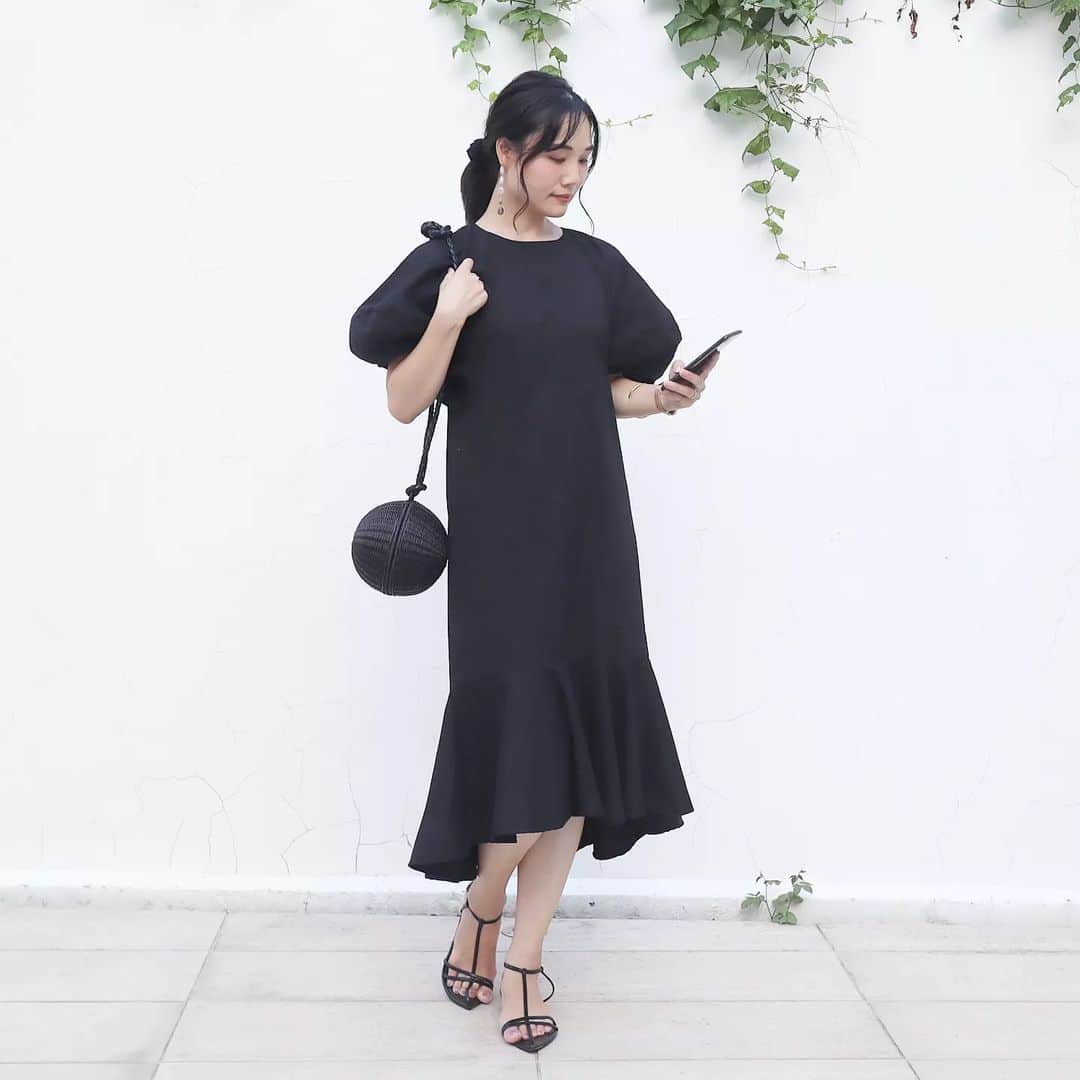 Eri Satoのインスタグラム：「【all blackコーデ】 · onepiece: @aquagarage bag: @manimaris_official_ shoes: @randa_pic · 昨日のコーデ😌 @aquagarage の バルーン袖マーメイドワンピース · ボリュームある袖と 裾がかわいいワンピース ストレッチが効いてるので 動きやすいよ👌 · 私にはちょっと丈短め Lサイズにしてみたんだけどね！ こういうのがぴったりで着られる 身長で生まれてみたかった···🥺💓 · · #aquagarage#アクアガレージ #高身長コーデ#ママコーデ#カジュアル #ファッション#コーディネート#プチプラ#プチプラコーデ#夏コーデ#マーメイドワンピース#mamagirl#locari#partegram#きれいめカジュアル#お洒落さんと繋がりたい」