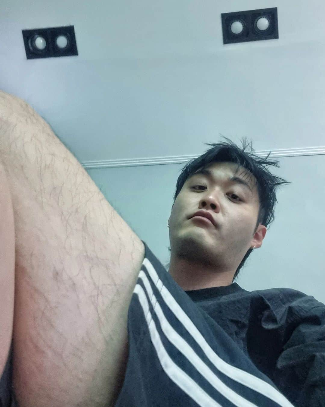 シムス のインスタグラム：「emphasize leg hair🦵🏼」