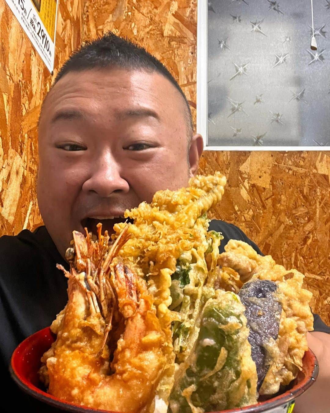 脇知弘のインスタグラム：「ランチからヘビー過ぎだった〜😅  13種類の天丼食べましたぁ〜😄  もちろん完食しましたが  お腹パンパンです😂  でも幸せ〜🥰  #脇知弘#ばんや#13種類#天丼#ヘビー#完食#お腹パンパン#幸せ」