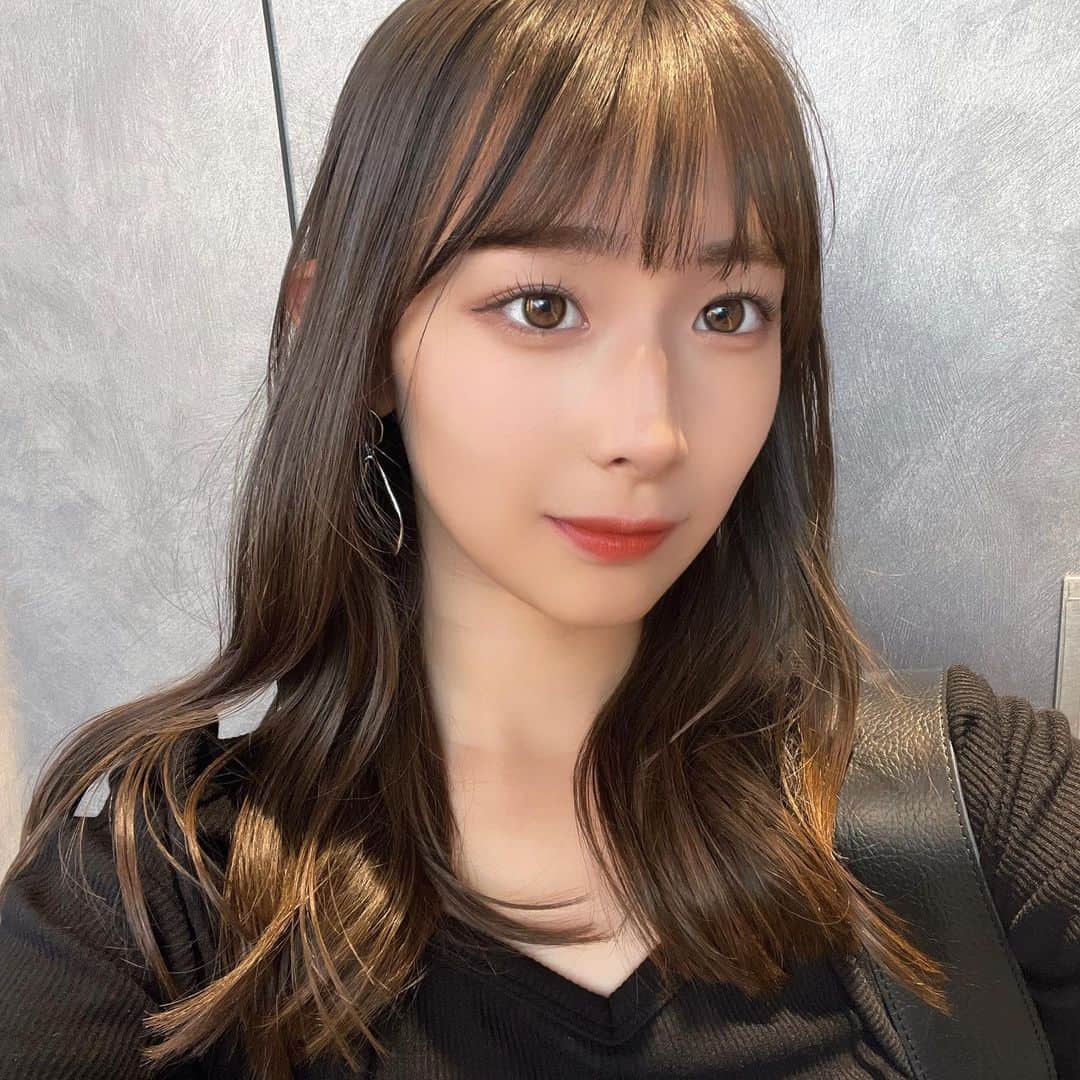 のインスタグラム：「髪の毛下ろせるくらい涼しくなって欲しい💭」
