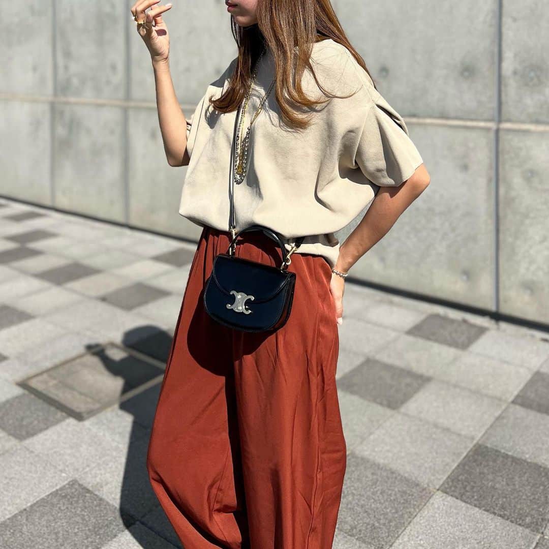 mario_dozonoさんのインスタグラム写真 - (mario_dozonoInstagram)「🍁🍂🍁🍂 カラーで秋気分。 * ニットとパンツは @kuih_store の秋の新作で発見💕 * クシュっとデザインの入った袖が可愛いニットはスウェットライクな着心地で楽ちん🥰 * パンツは下半身のラインを拾わずカバーしてくれて🫶✨ * ニットはボトムスを変えて着回してみたよ👖 GUのグレーのバギージーンズ、こなれ感のあるゆるシルエットがお気に入り💕 * * tops & pants… @kuih_store  (サマーセール中！2点以上購入でセール価格から更に10%OFFに) bag… #celine shoes… #gu * * * #kuih #クイ #kuihスト #kuihst #リラックスコーデ #秋先取り #秋先取りコーデ #秋色コーデ #ジーユーコーデ #ジーユー購入品 #ジーユーマニア #ジユジョ #guコーデ #gu購入品 #アラフォーママコーデ #ご近所コーデ #30代ファッション #40代ファッション #骨格ナチュラル #骨格ナチュラルコーデ #イエベ春 #イエベ春コーデ #大人シンプルコーデ」8月20日 18時48分 - mario_dozono