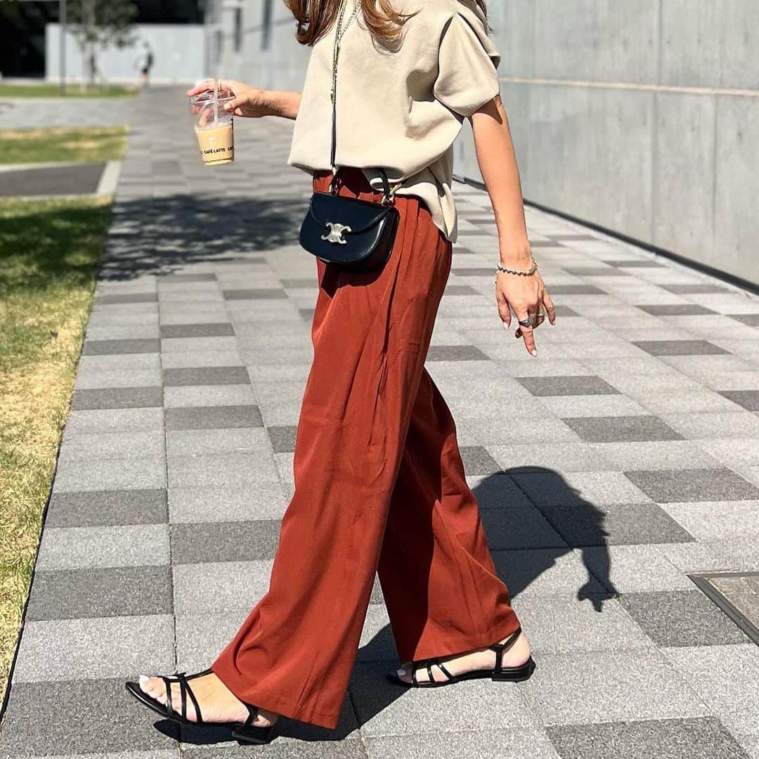 mario_dozonoさんのインスタグラム写真 - (mario_dozonoInstagram)「🍁🍂🍁🍂 カラーで秋気分。 * ニットとパンツは @kuih_store の秋の新作で発見💕 * クシュっとデザインの入った袖が可愛いニットはスウェットライクな着心地で楽ちん🥰 * パンツは下半身のラインを拾わずカバーしてくれて🫶✨ * ニットはボトムスを変えて着回してみたよ👖 GUのグレーのバギージーンズ、こなれ感のあるゆるシルエットがお気に入り💕 * * tops & pants… @kuih_store  (サマーセール中！2点以上購入でセール価格から更に10%OFFに) bag… #celine shoes… #gu * * * #kuih #クイ #kuihスト #kuihst #リラックスコーデ #秋先取り #秋先取りコーデ #秋色コーデ #ジーユーコーデ #ジーユー購入品 #ジーユーマニア #ジユジョ #guコーデ #gu購入品 #アラフォーママコーデ #ご近所コーデ #30代ファッション #40代ファッション #骨格ナチュラル #骨格ナチュラルコーデ #イエベ春 #イエベ春コーデ #大人シンプルコーデ」8月20日 18時48分 - mario_dozono
