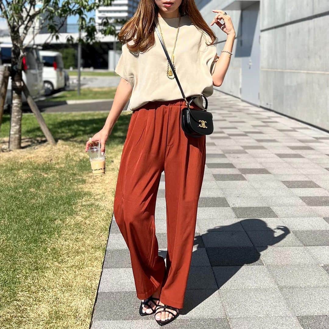 mario_dozonoのインスタグラム：「🍁🍂🍁🍂 カラーで秋気分。 * ニットとパンツは @kuih_store の秋の新作で発見💕 * クシュっとデザインの入った袖が可愛いニットはスウェットライクな着心地で楽ちん🥰 * パンツは下半身のラインを拾わずカバーしてくれて🫶✨ * ニットはボトムスを変えて着回してみたよ👖 GUのグレーのバギージーンズ、こなれ感のあるゆるシルエットがお気に入り💕 * * tops & pants… @kuih_store  (サマーセール中！2点以上購入でセール価格から更に10%OFFに) bag… #celine shoes… #gu * * * #kuih #クイ #kuihスト #kuihst #リラックスコーデ #秋先取り #秋先取りコーデ #秋色コーデ #ジーユーコーデ #ジーユー購入品 #ジーユーマニア #ジユジョ #guコーデ #gu購入品 #アラフォーママコーデ #ご近所コーデ #30代ファッション #40代ファッション #骨格ナチュラル #骨格ナチュラルコーデ #イエベ春 #イエベ春コーデ #大人シンプルコーデ」