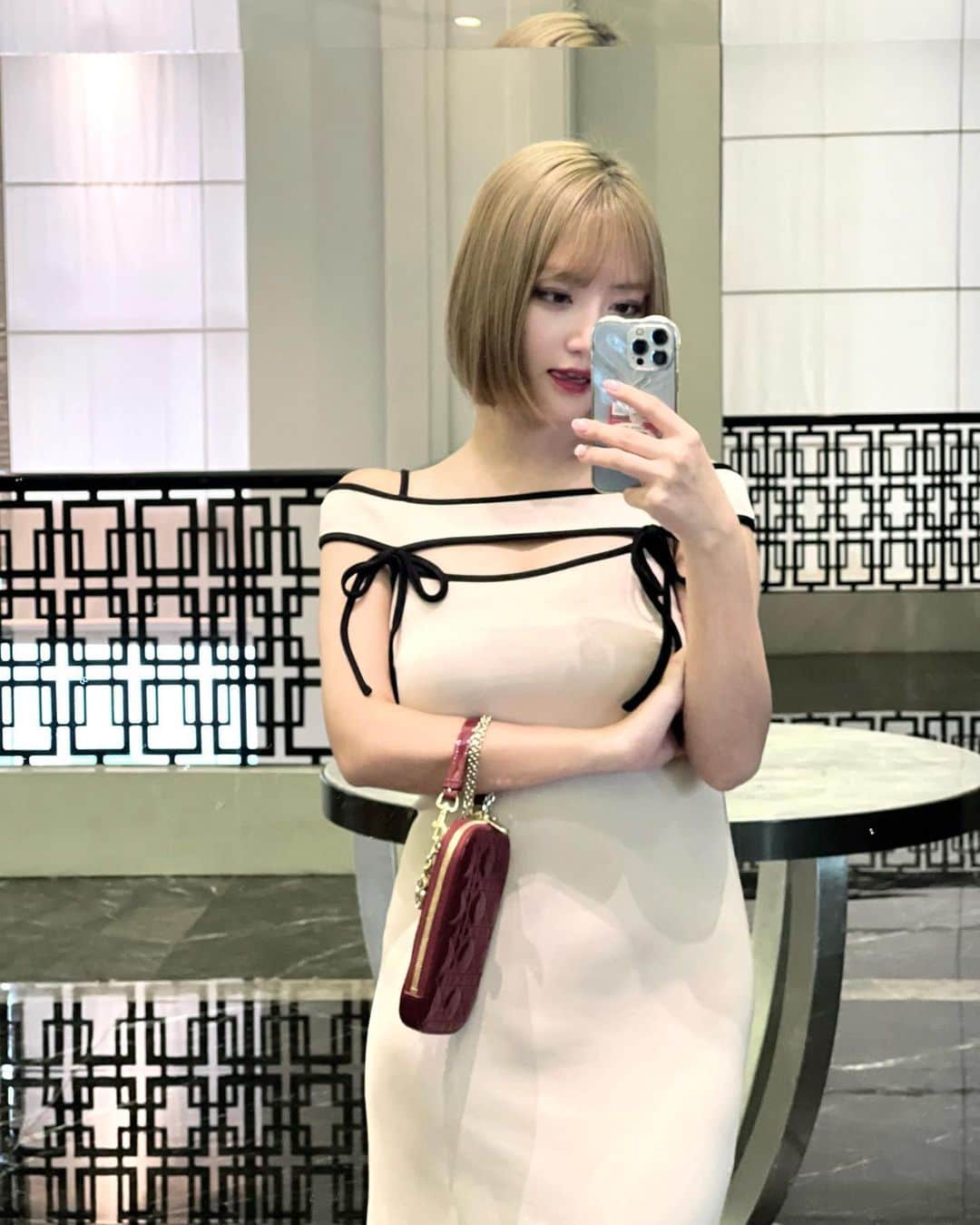RIKAのインスタグラム：「このワンピが可愛くてたくさん写真を撮ってしまった🎞️🎶🎻🩶 この旅全部びゅーてぃーかむのiPhoneモード📸」