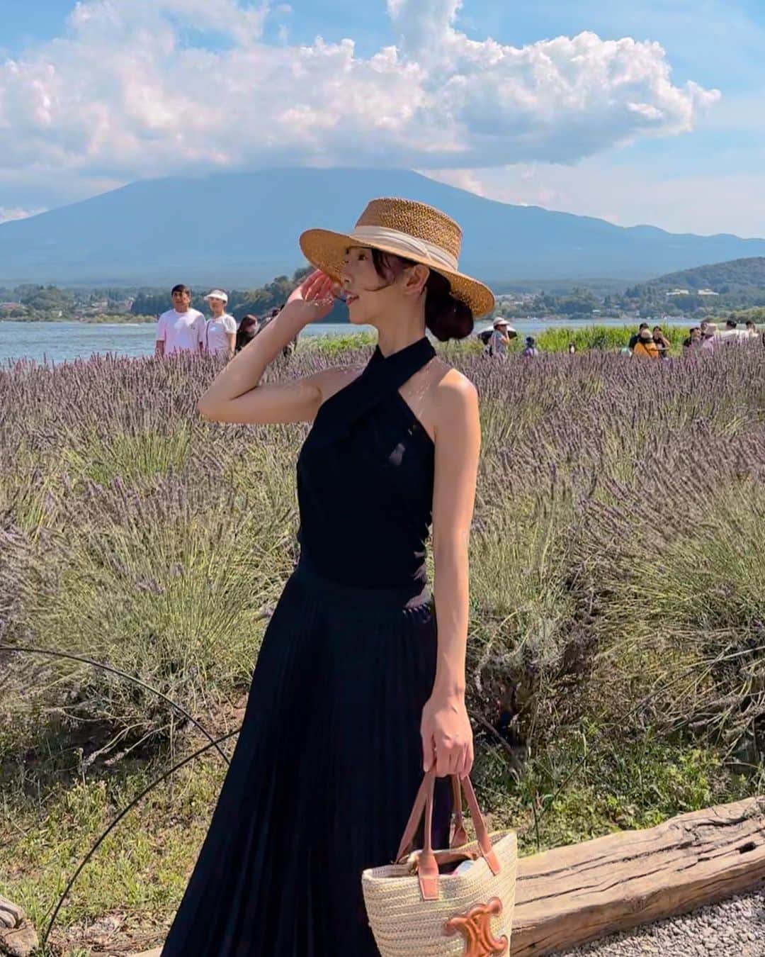 めいさんのインスタグラム写真 - (めいInstagram)「--🇯🇵Japan 口紅を買ってくれる そしたら口から少しずつ返してもいいかな？  ・ ・ ・　 ・ ・ ・  —  #instapic#日本#mtfuji#寫真#portrait#사진#ラベンダー#富士山#커피#ポートレート#japanesegirl#写真集#japan#photo_jpn#旅行#섹시#photo#写真部#フォロー#撮影#model#view#世界遺産#tokyo#follow#portraitsedition  你給我買口紅 我每天還你一點好不好」8月20日 18時49分 - meitienlin1125