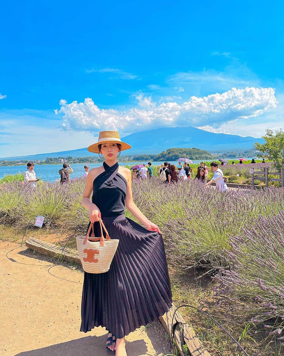 めいさんのインスタグラム写真 - (めいInstagram)「--🇯🇵Japan 口紅を買ってくれる そしたら口から少しずつ返してもいいかな？  ・ ・ ・　 ・ ・ ・  —  #instapic#日本#mtfuji#寫真#portrait#사진#ラベンダー#富士山#커피#ポートレート#japanesegirl#写真集#japan#photo_jpn#旅行#섹시#photo#写真部#フォロー#撮影#model#view#世界遺産#tokyo#follow#portraitsedition  你給我買口紅 我每天還你一點好不好」8月20日 18時49分 - meitienlin1125