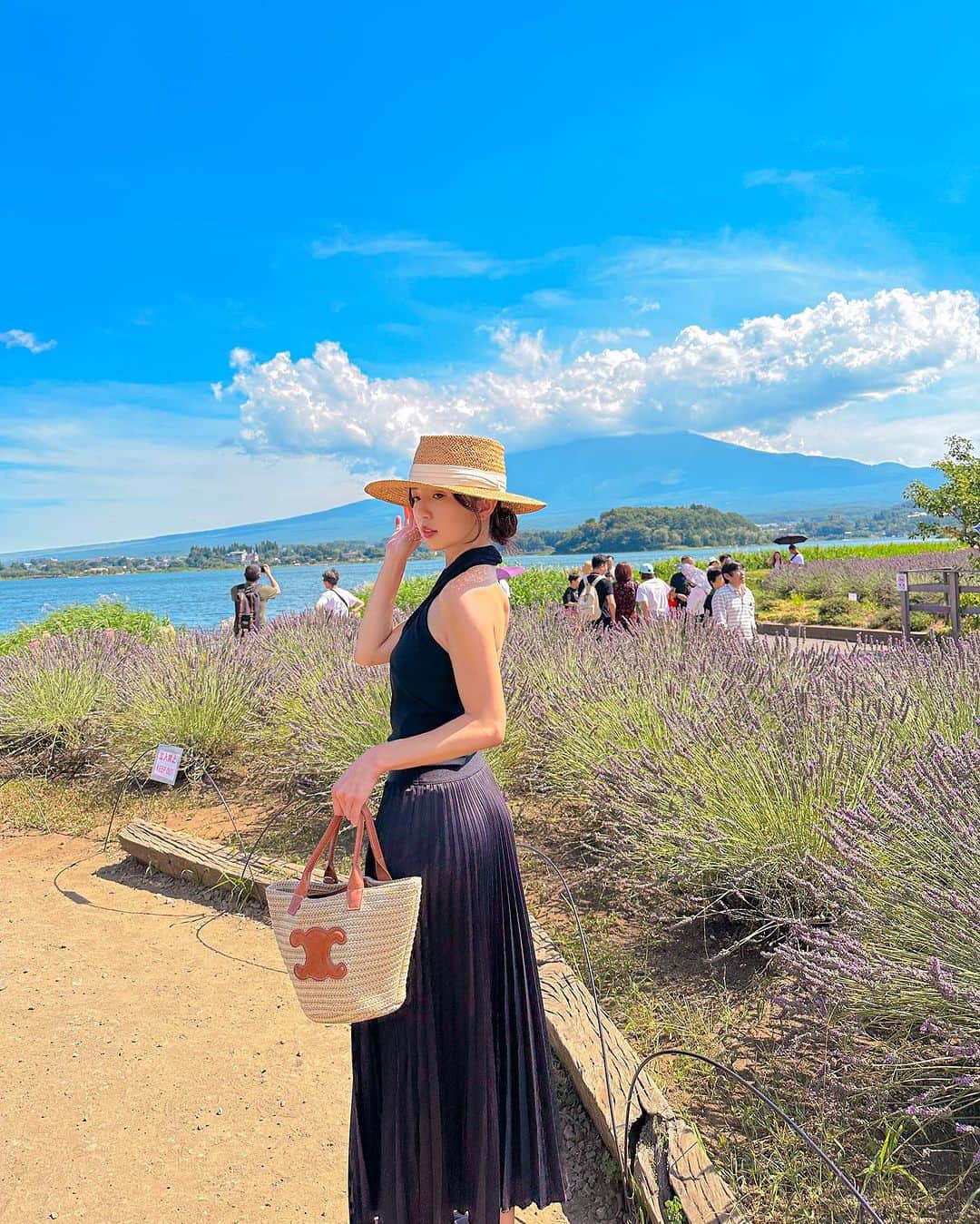 めいさんのインスタグラム写真 - (めいInstagram)「--🇯🇵Japan 口紅を買ってくれる そしたら口から少しずつ返してもいいかな？  ・ ・ ・　 ・ ・ ・  —  #instapic#日本#mtfuji#寫真#portrait#사진#ラベンダー#富士山#커피#ポートレート#japanesegirl#写真集#japan#photo_jpn#旅行#섹시#photo#写真部#フォロー#撮影#model#view#世界遺産#tokyo#follow#portraitsedition  你給我買口紅 我每天還你一點好不好」8月20日 18時49分 - meitienlin1125