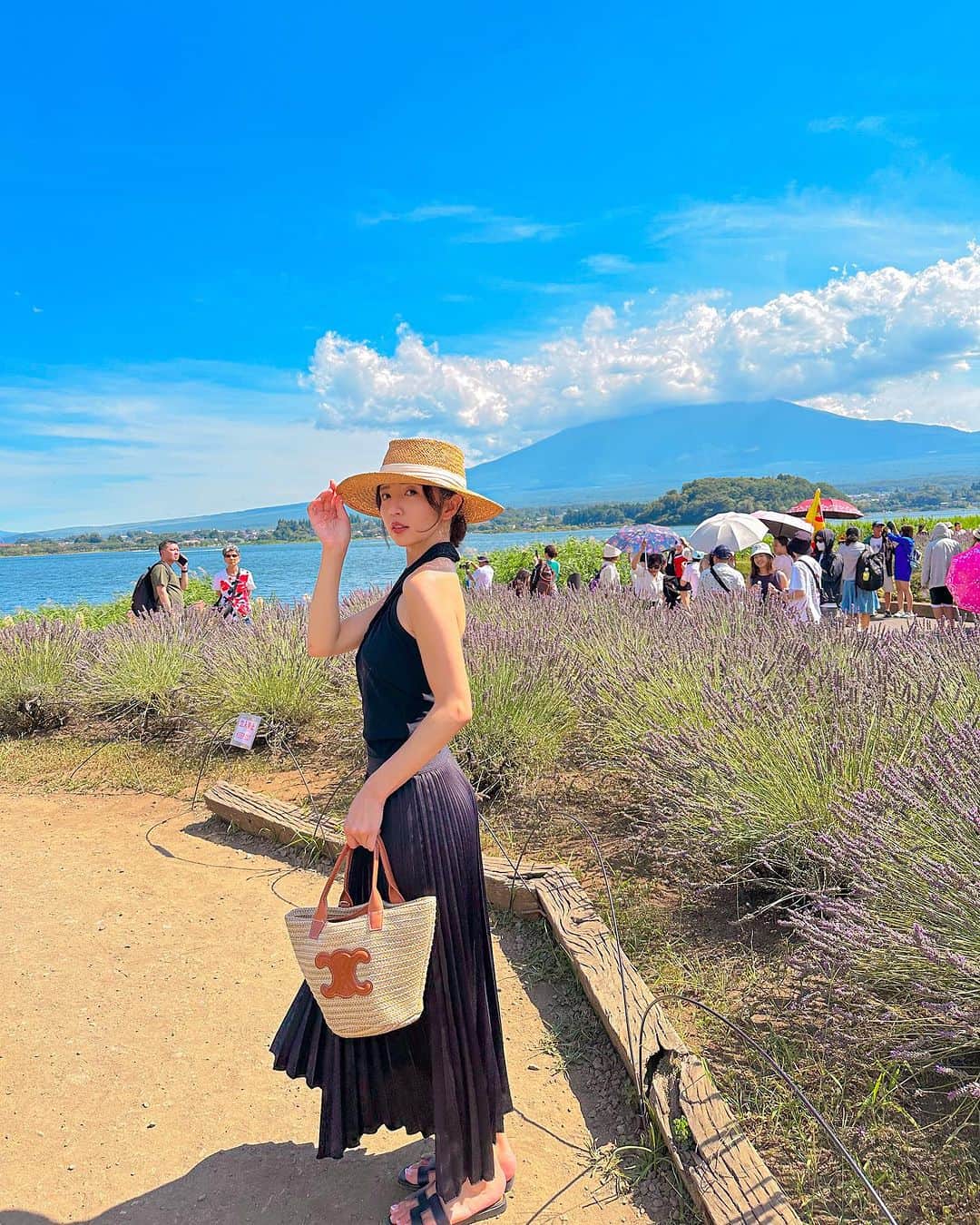 めいのインスタグラム：「--🇯🇵Japan 口紅を買ってくれる そしたら口から少しずつ返してもいいかな？  ・ ・ ・　 ・ ・ ・  —  #instapic#日本#mtfuji#寫真#portrait#사진#ラベンダー#富士山#커피#ポートレート#japanesegirl#写真集#japan#photo_jpn#旅行#섹시#photo#写真部#フォロー#撮影#model#view#世界遺産#tokyo#follow#portraitsedition  你給我買口紅 我每天還你一點好不好」