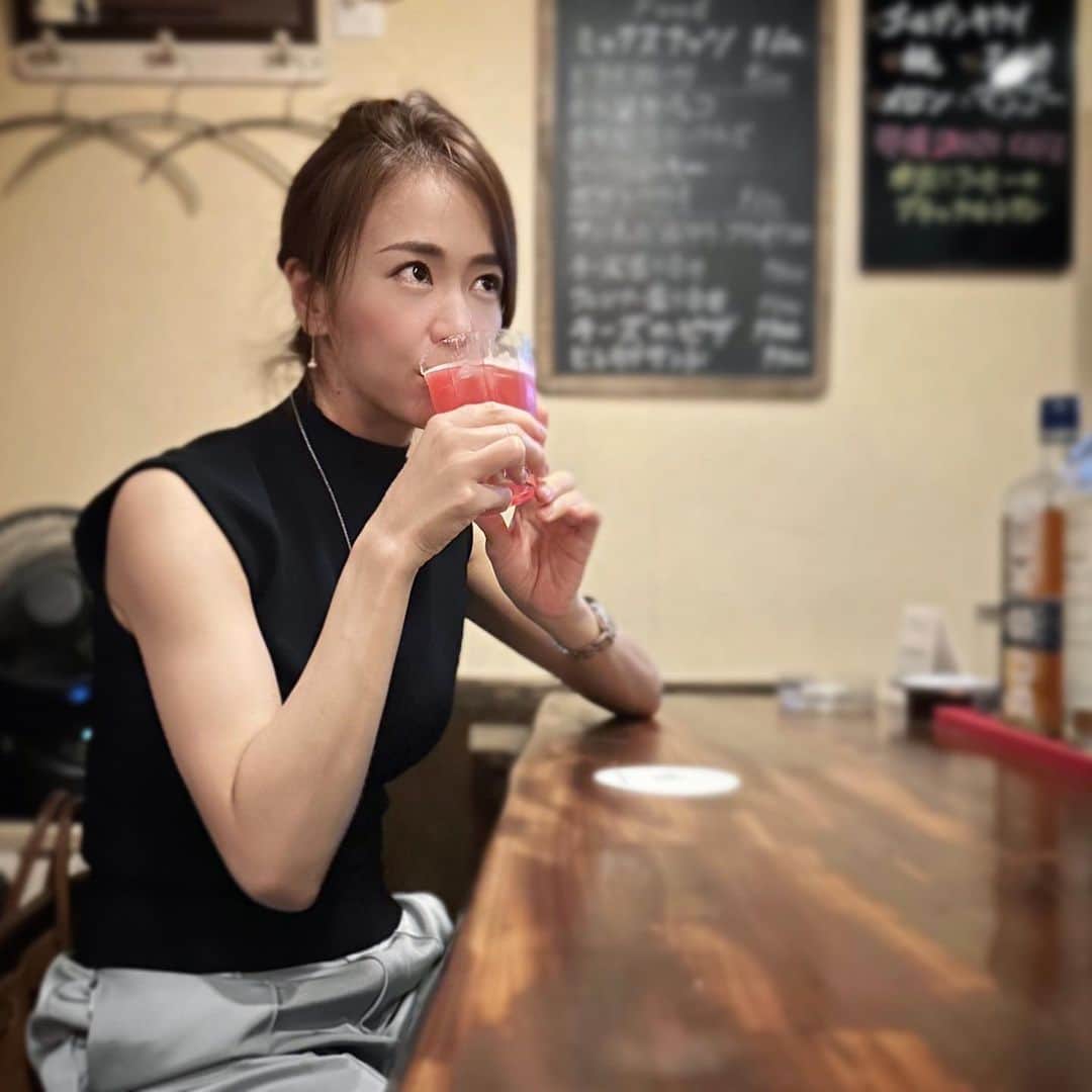 しろまっするのインスタグラム：「・ Allow your body to rest and enjoy life 🖤  2件目にたまたま入ったレトロなBAR。 スイカのフレッシュカクテルおいしかった🍉🍸  最近外食もBARも滅多に行かないので、 調子にのって飲んだら二日酔いになりました💀🙄🤣笑  でも、楽しかった〰️ ♪ 家大好き人間だけど、たまには出かけよう(* ｰ̀ ֊ ｰ́ )و✧  #tokyobar #atthebar #fruitcocktail #postworkoutfuel #フルーツカクテル #グルメ好きと繋がりたい #しろまっする」