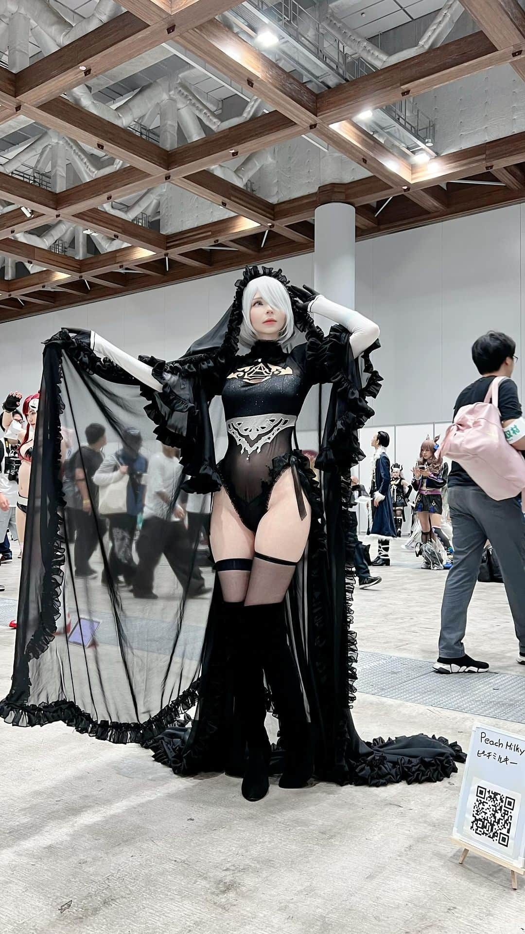 ソフィーのインスタグラム：「My first Comiket Experience! I hope I can also attend in Winter this year! I applied for a booth so wish me luck~   This beautiful cosplay was made by @shalizaa_clothing  I can’t wait to do the full Photoshoot!   #2b #c102コスプレ」