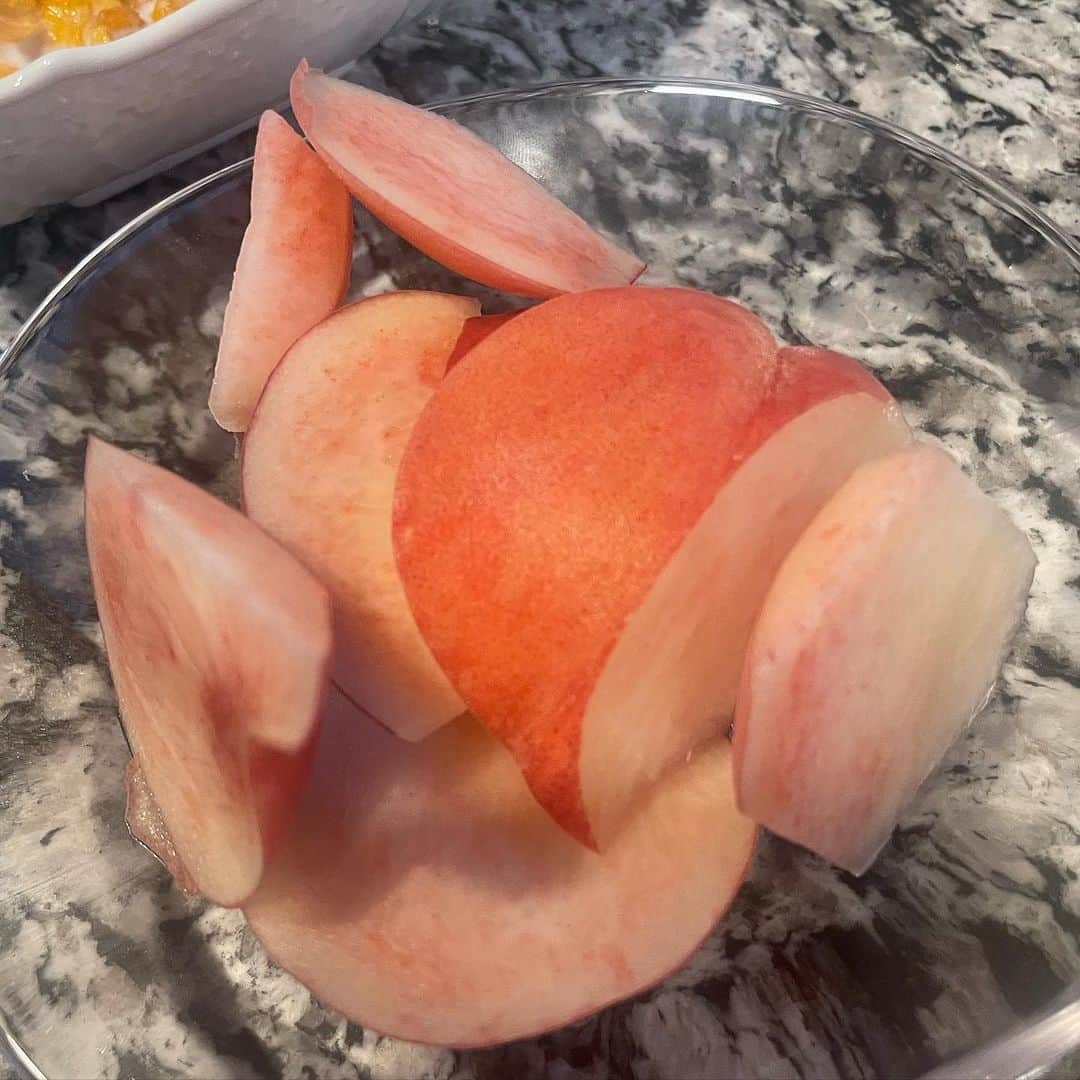 小澤陽子さんのインスタグラム写真 - (小澤陽子Instagram)「🍑🍈🥭🍇🍉  私の最近の幸せ🥰  ちなみに。 桃は皮ごと食べるのにハマっています🥴🫶🏻  皆さんの #８ッピー はなんですか？🌈  #幸せ #果物いっぱい」8月20日 18時51分 - yoko.ozawa729