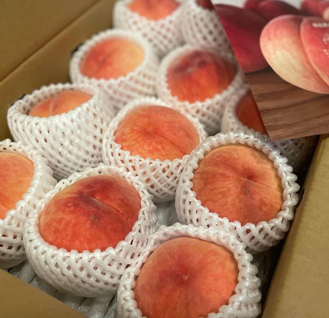 小澤陽子さんのインスタグラム写真 - (小澤陽子Instagram)「🍑🍈🥭🍇🍉  私の最近の幸せ🥰  ちなみに。 桃は皮ごと食べるのにハマっています🥴🫶🏻  皆さんの #８ッピー はなんですか？🌈  #幸せ #果物いっぱい」8月20日 18時51分 - yoko.ozawa729