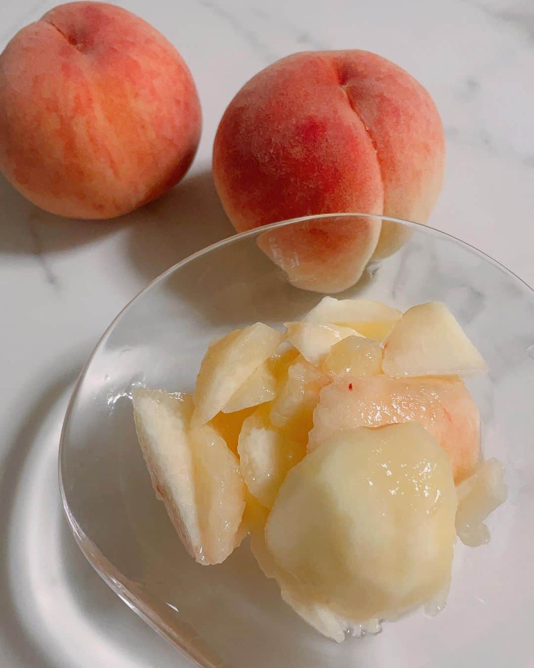小澤陽子のインスタグラム：「🍑🍈🥭🍇🍉  私の最近の幸せ🥰  ちなみに。 桃は皮ごと食べるのにハマっています🥴🫶🏻  皆さんの #８ッピー はなんですか？🌈  #幸せ #果物いっぱい」