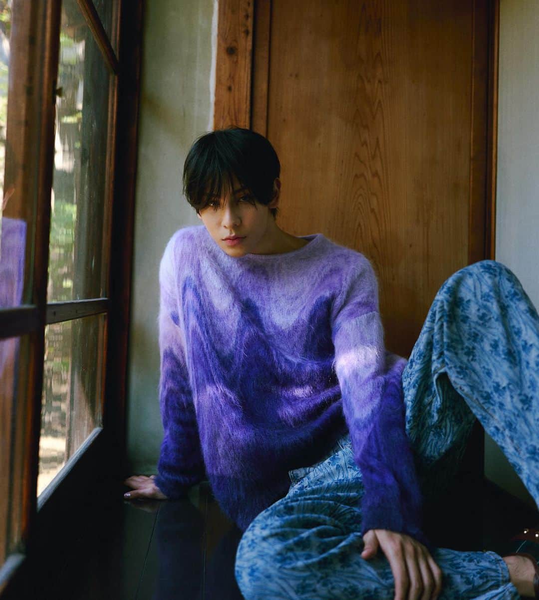 のインスタグラム：「Looking through the glass, I long to stand in the light」
