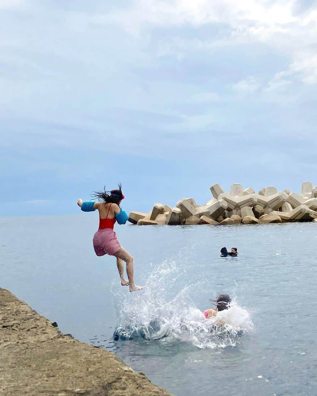 ソン・ファミンのインスタグラム：「울릉울릉~🏊‍♀️🏊‍♂️🏊」