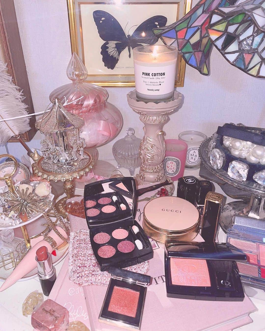 廣澤衣里のインスタグラム：「🦋 *  コスメはホリデーシーズンに 買い占める派なので 普段はほとんど買わないのだけど 1番ヘビロテしてるのが、 #SUQQU トーンタッチアイズ 18 桃雫🍑 上品なラメ感がすき。  *  ちなみに他のは 買い占めたホリデーコスメたち。 ラメとホログラムに弱い女。  ☑︎ CHANEL: 2022AW Eyeshadow   レ キャトル オンブル ツイード 01  ☑︎ Dior: 2021AW Cheek   アトリエ オブ ドリームズ 601  ☑︎ CHANEL: 2020AW Lip   ルージュアリュール 137」