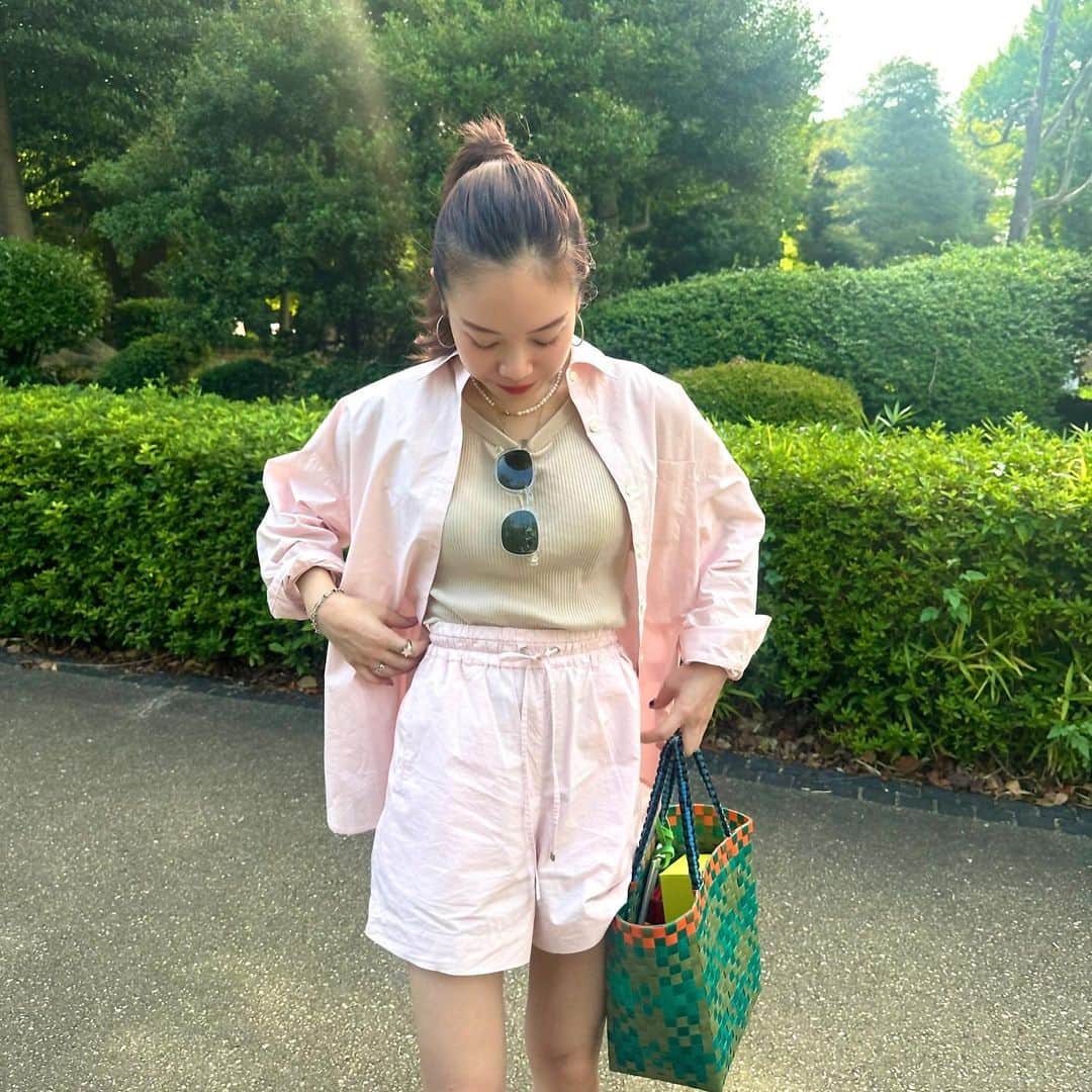 のインスタグラム：「🤍🩷 お気に入りセットアップ✌🏻 素材、サイズ感、シルエット、色味 全部がすごい好みでたまらない🙊  単品使いでもいろんなスタイルできるのが好き〜！  @inohanachihiro ちゃん素敵なお洋服を、 作ってくれてありがとう😘 スウェットも楽しみ〜  _ #セットアップ #シャツスタイル #cenci_official #夏コーデ #code #ootd #暑い日にちょうどいい」