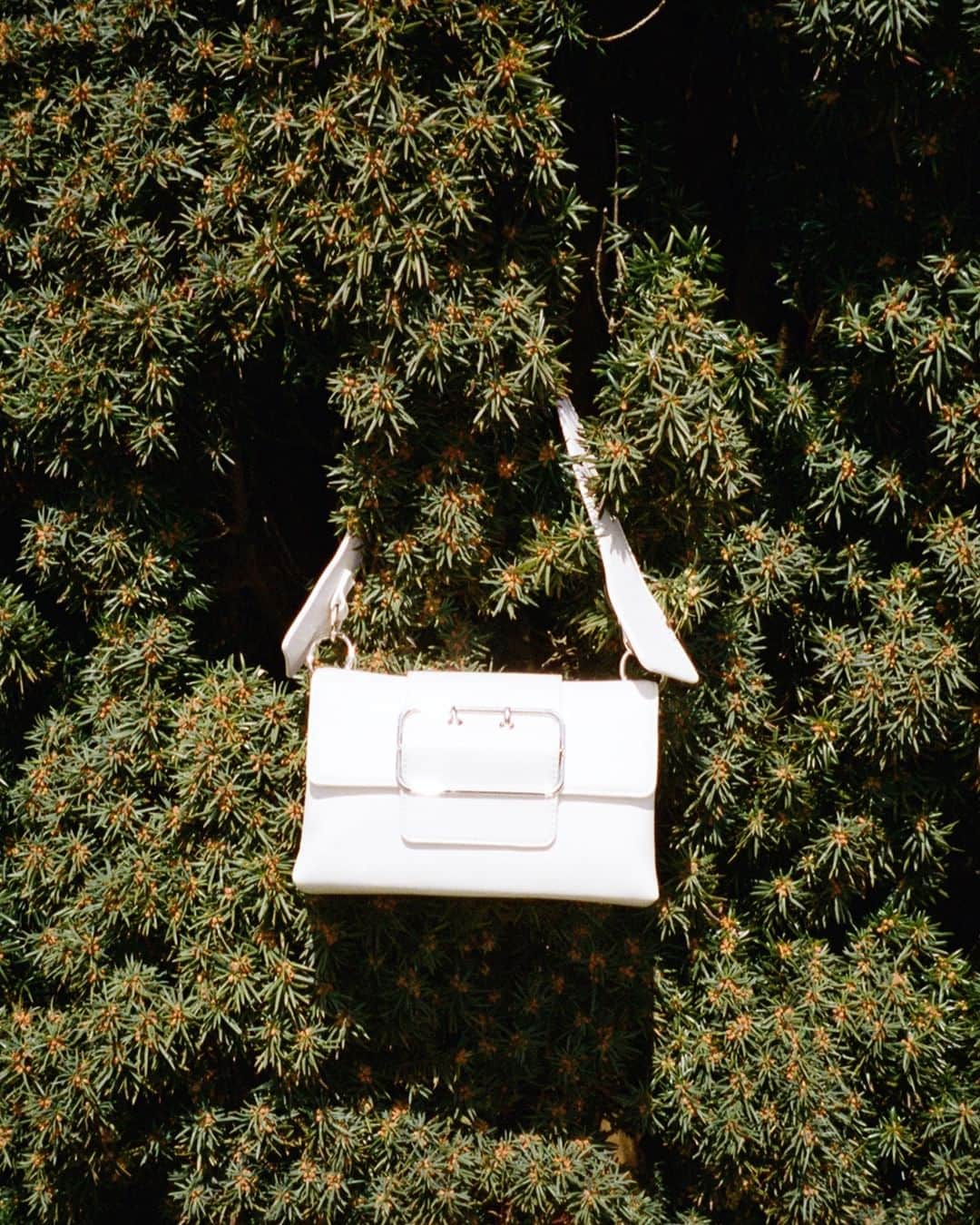 シスレーのインスタグラム：「Take it everywhere✨ Find your perfect bag at the link in bio🔗   #Sisley #FW23 #newin #womenswear #fashion #newcollection #bag」