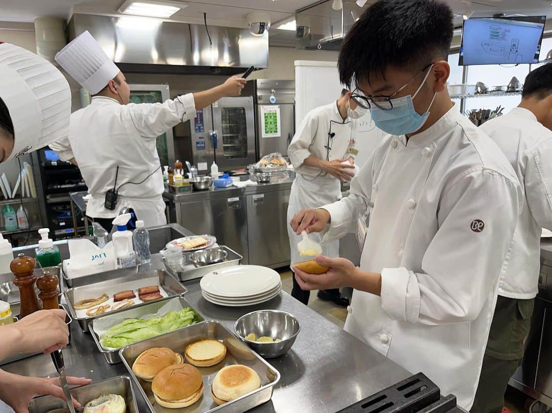 東京ベルエポック製菓調理専門学校さんのインスタグラム写真 - (東京ベルエポック製菓調理専門学校Instagram)「🍳本日の調理体験🧑‍🍳 大迫力！MEGAハンバーガーを作りました🍔✨  ハンバーグ、野菜、ベーコン、目玉焼きなどなど…。 食材をひとつひとつ焼いていき、 各班、倒れそうになるハンバーガーを支えながら 具材を重ねていきました！  とても立派なハンバーガーが仕上がりましたね😋💓  #東京ベルエポック製菓調理専門学校  #ベルエポック#東京ベルエポック　　 #調理師科#製菓も調理も学ぶ #皿盛り#シェフ #本格的 #料理作り記録 #料理作り #料理好きな人と繋がりたい  #お菓子作り好きな人と繋がりたい  #お菓子作り#お菓子作り記録  #お菓子も料理もどっちも好き  #製菓衛生師　#調理師免許 #調理師　#専門学校 #調理師科　#調理　 #東京都#江戸川区#西葛西 #オープンキャンパス」8月20日 19時00分 - belleseika