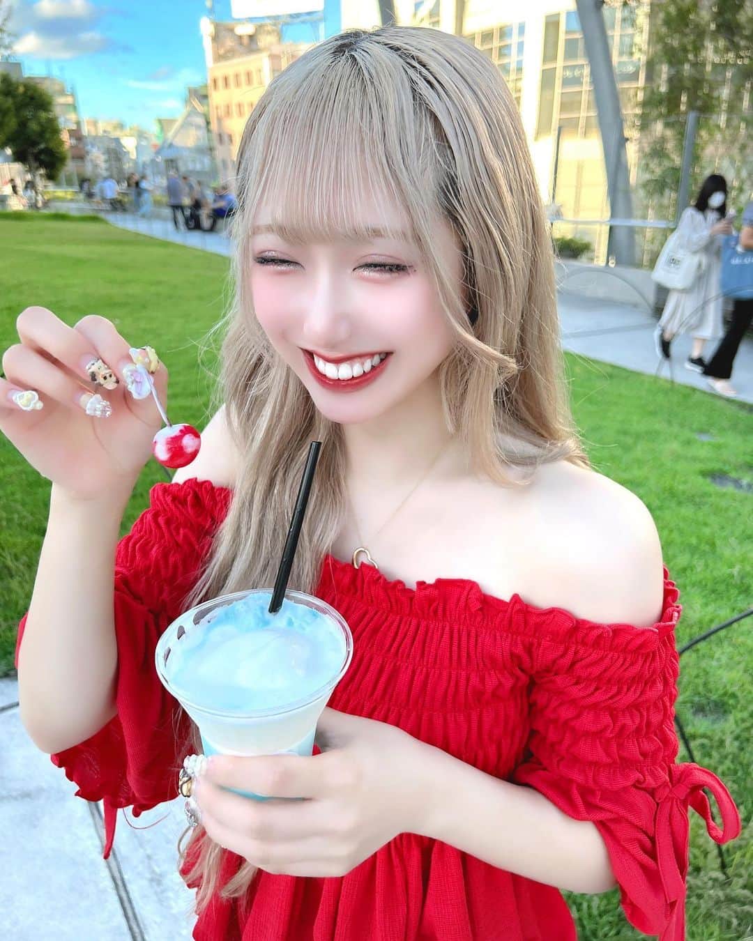 椎名栞のインスタグラム：「笑うと目が無くなるねー＾＾ さくらんぼについたアイス舐めとろうとしてたら撮られた2枚目 . . . . . #夏コーデ #夏 #夏休み #夏休みの過ごし方 #オフショル #宮下パーク #☀️ #shibuya」