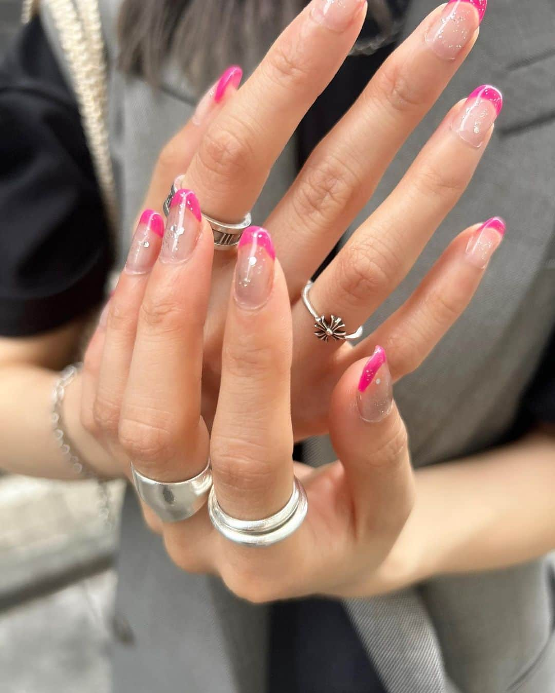 塩川裕美のインスタグラム：「. @chromeheartsofficial ✝️🩶  .  .  . #newring #chromehearts #silveraccessory #selfnail #jelnail #tiffany #frenchnails」