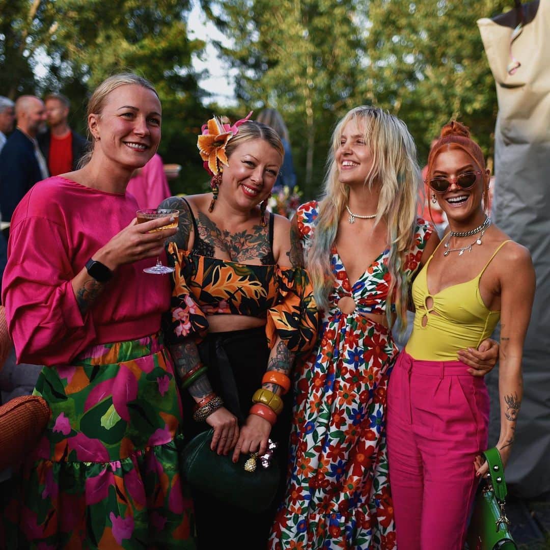 Linda Hallbergさんのインスタグラム写真 - (Linda HallbergInstagram)「This week has gone by so fast and at the same time it feels like a month has past.   1. @sarahsjostrom dirty thirty garden party. 🌸 photo @capturedbyelsa @linnear.lindberg  2. My tomatoes are finally getting there. They are growing incredibly slow this year.  3. Sent my first white problem at @moumogram 💪🏻 4. Video shoot with @fredrikrobertsson & @almostnakedathletics  5. It became summer again 6. Happy on my way to work 7. @danielparis and I on a perfume event with @sniph 8. Trying on boyfriends trekking clothes 9 Gunnar beeing Gunnar 10. Me in my favorite lip liner」8月20日 19時04分 - lindahallberg