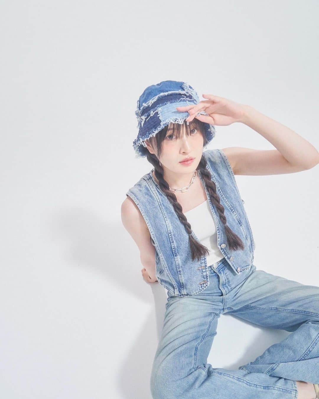 彩永あいりのインスタグラム：「. 別の衣装でも撮っていただきましたっ！  全身デニムの衣装も、ヘアメイクも めちゃめちゃ好みで可愛くて🥺♡ カメラマンさんも凄く綺麗に撮って下さって テンション上がりまくりの撮影でした👖  photo : @tm_wn_6 hairmake : @erena_hm stylist : @tanakarina_」