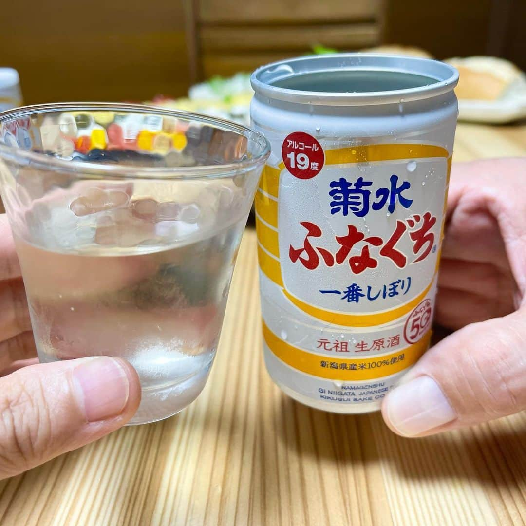 らんままさんのインスタグラム写真 - (らんままInstagram)「2023.8.20  今日のお夕飯  ビーフシチュー ミニオムレツ２種　野菜ときのこ、納豆と大根おろし トマトとパプリカ、カッテージチーズのサラダ 枝豆 バケット  こんばんは　日曜日ですね お盆が過ぎて道路を走る県外ナンバーの車も減り日常を取り戻しつつあります でもまだまだ暑さが続きそうです みなさんご自愛くださいね  今夜は搾りたての生原酒『ふなぐち菊水一番しぼり』で乾杯！  かつては蔵でしか飲めなかった生原酒ですが鮮度を保つための試行錯誤を繰り返して今から51年前に日本初のアルミ 缶入り生原酒の開発に成功し、いまこうしてわたし達も含め多くのみなさんに愛されているお酒です  動画は 新しいおもちゃに興奮する てんさん です 長くなったので2つの動画に分けました  @kikusui_pr   #菊水酒造 #ふなぐち菊水一番しぼり#菊水#PR#日本酒好き#和酒」8月20日 19時08分 - ran.mamayo