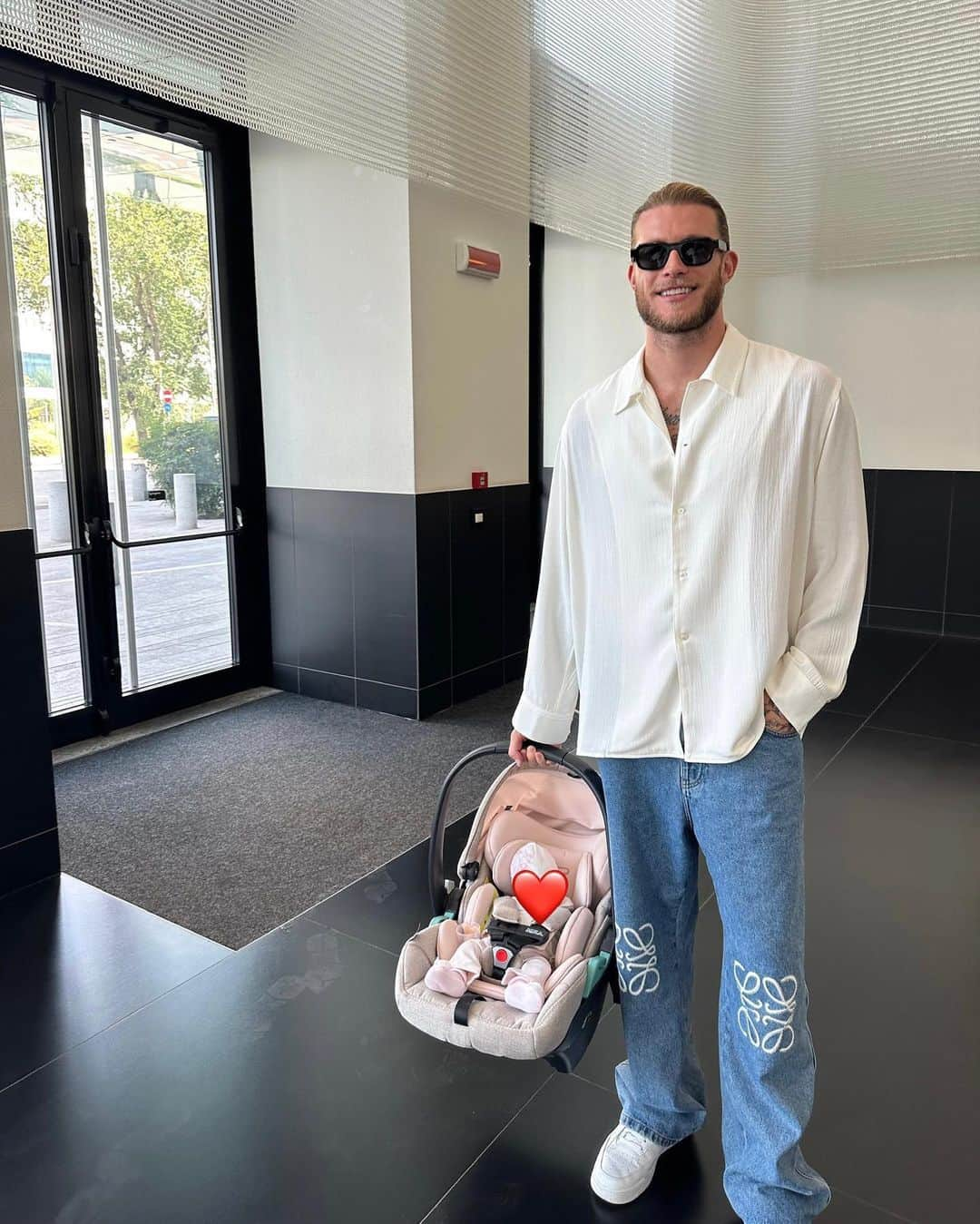 ロリス・カリウスのインスタグラム：「Daddy’s girl ♥️ welcome home 🏡」