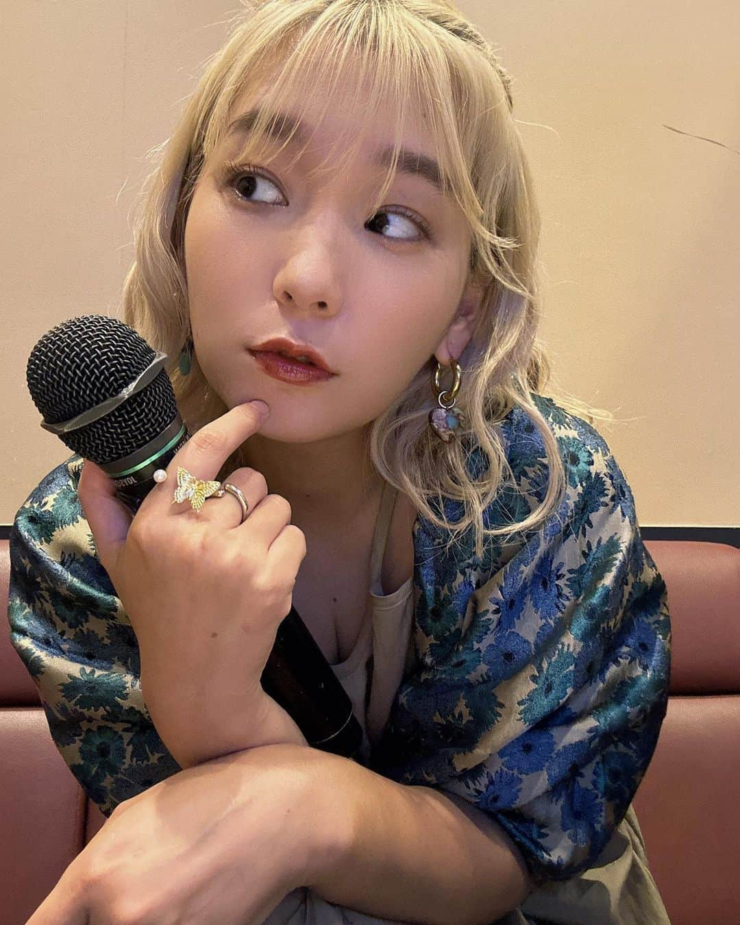 高槻かなこのインスタグラム：「歌った曲🎤 メロディ・ナイト 紅蓮華 可愛くてごめん 革命デュアリズム 絆ノ奇跡 さよならの向こう側  ゲストの松浦航大氏との @kodai_matsuura 激アツデュエット楽しかった🎤🎤🔥🔥🔥ありがとーー  #歌声喫茶かなこ」