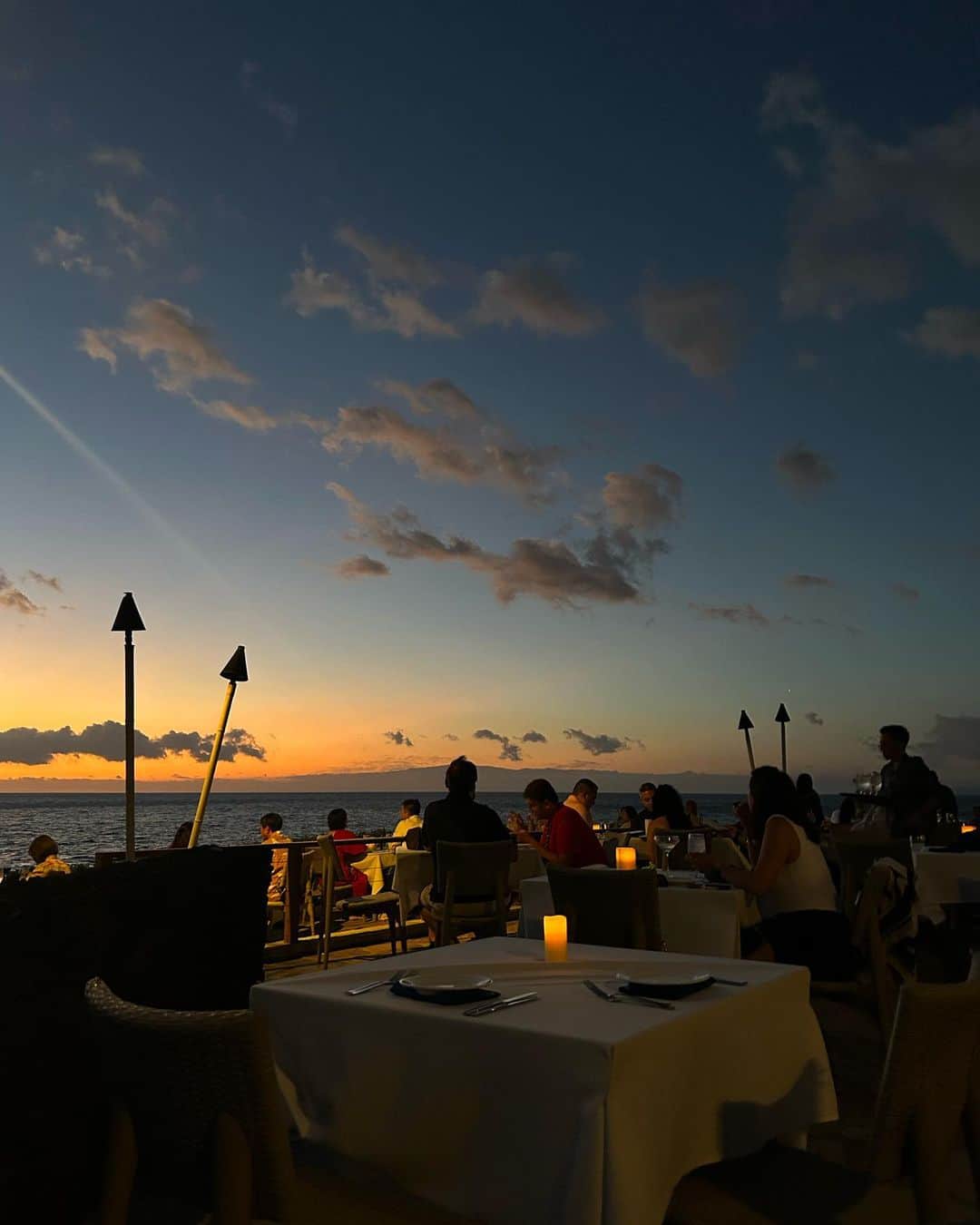 大峰ユリホさんのインスタグラム写真 - (大峰ユリホInstagram)「ハワイにいる間、毎日海に沈む太陽を見届けては 降ってきそうな星空の下に寝転んでた🌅🌌」8月22日 20時36分 - lespros_yuriho