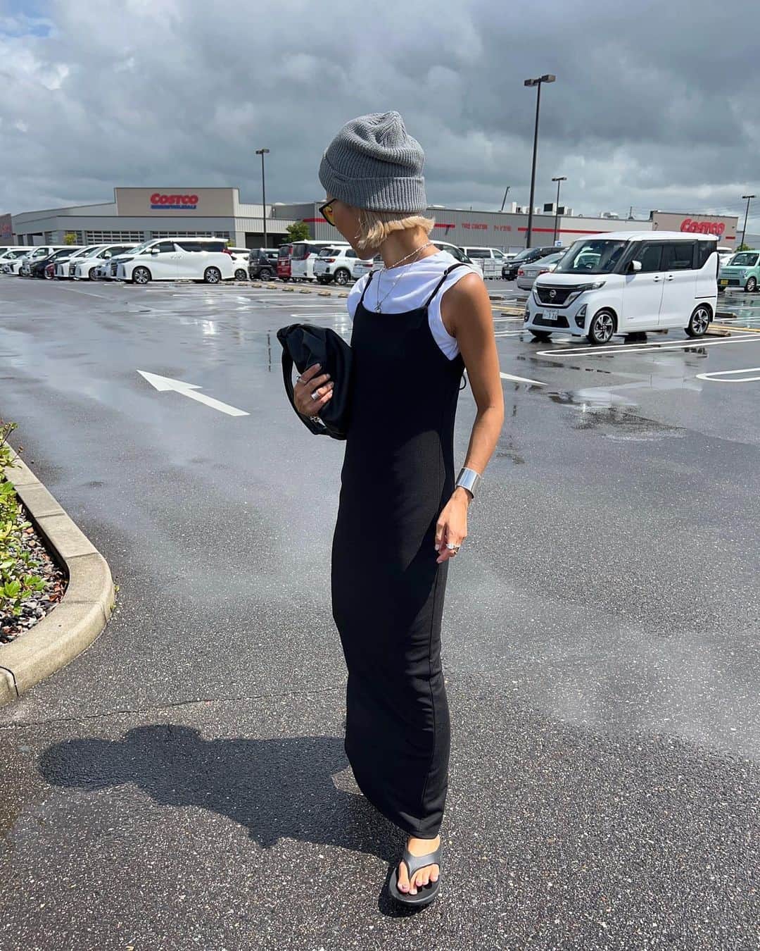 annaのインスタグラム：「.  @bonjoursagan の2,999円ワンピ👗 いや、2,999円のクオリティじゃない！笑  ストレッチ入ってて着やすいし シルエットもすごく良い😍！ バックスタイルも好き🖤  #夏コーデ#ワンピース#ワンピキャミワンピ#大人カジュアル#オトナカジュアル#カジュアル#カジュアルコーデ#シンプルコーデ#ビーニー#ビーニー女子#プチプラ#プチプラコーデ#高見えコーデ#bonjoursagan#bs_style#158cmコーデ#骨格ナチュラル#きょこ」