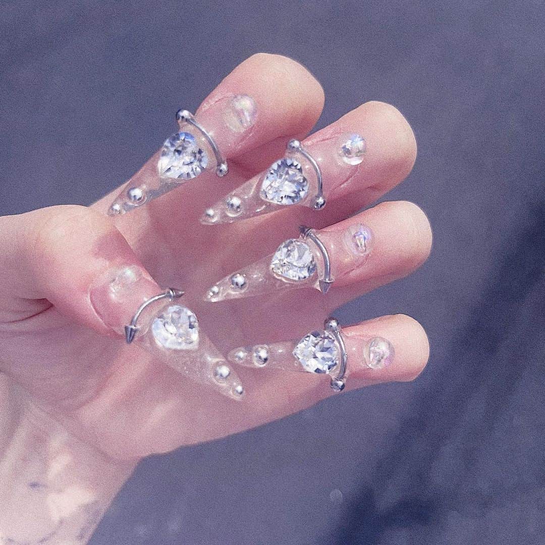 のインスタグラム：「前回のネイル載せてなかった😭💦 グリーンネイル治ったからネイル再開できる❕❕ ゆうみさん前回も有難う御座いました💗  @nailsalon.kurni_yuumi  @nailsalon.kurni.ebisu」